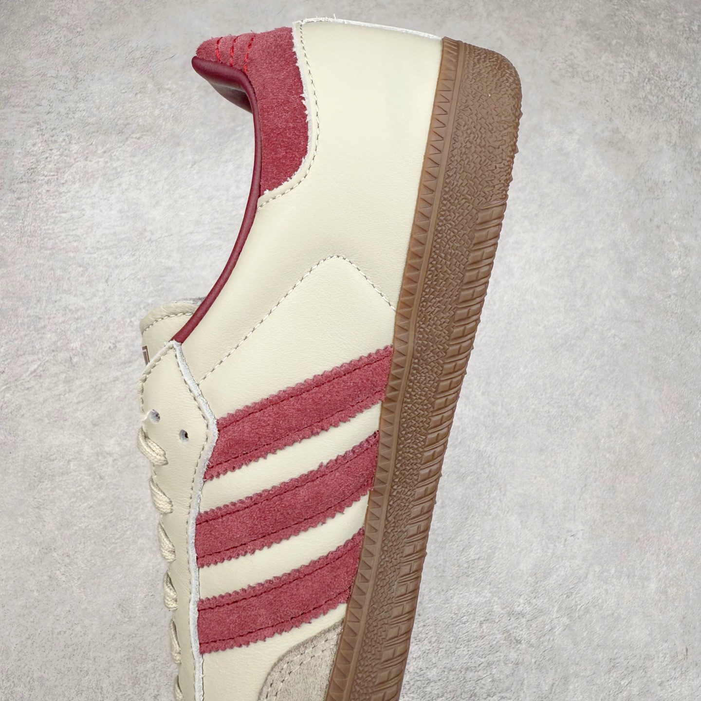 图片[7]-AD Original Samba OG 复古经典轻便板鞋 ID1482 这款桑巴鞋展示了高质量的工艺 带有装饰的超锁缝制和无缝的手感 柔软、柔软的皮革造型和标志性的3条纹完成了精致的外观 正规合身鞋带 鞋面上有绒面鞋垫 橡胶鞋底 享受正畸套筒软感 自50年代首次亮相以来就一直在赢得粉丝的青睐 尺码：36 36.5 37.5 38 38.5 39 40 40.5 41 42 42.5 43 44 44.5 45-选品中心