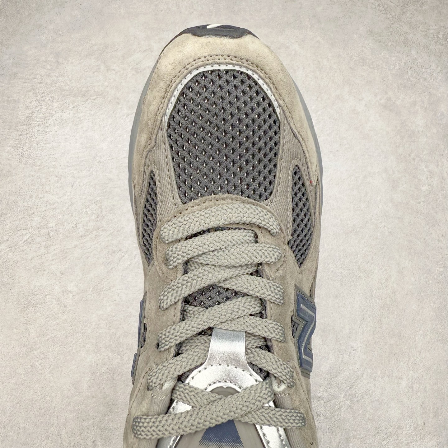 图片[4]-New Balance NB2010系列新百伦经典复古休闲运动板鞋 以ENCAP中底配以升级版 N-ERGY缓震物料 鞋面则采用特色的柔软麂皮搭以NewBalance经典的尼龙网布 低调中还原跑鞋本真 更年轻化的设计理念与材质 让新世代青年得以用全新视角体验经典鞋款的传奇魅力 货号：U2010NB13731 尺码：36 37 37.5 38 38.5 39.5 40 40.5 41.5 42 42.5 43 44 45 46-选品中心