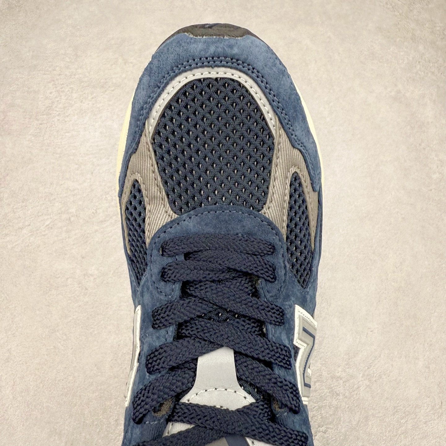 图片[4]-New Balance NB2010系列新百伦经典复古休闲运动板鞋 以ENCAP中底配以升级版 N-ERGY缓震物料 鞋面则采用特色的柔软麂皮搭以NewBalance经典的尼龙网布 低调中还原跑鞋本真 更年轻化的设计理念与材质 让新世代青年得以用全新视角体验经典鞋款的传奇魅力 货号：U2010NB13731 尺码：36 37 37.5 38 38.5 39.5 40 40.5 41.5 42 42.5 43 44 45 46-选品中心