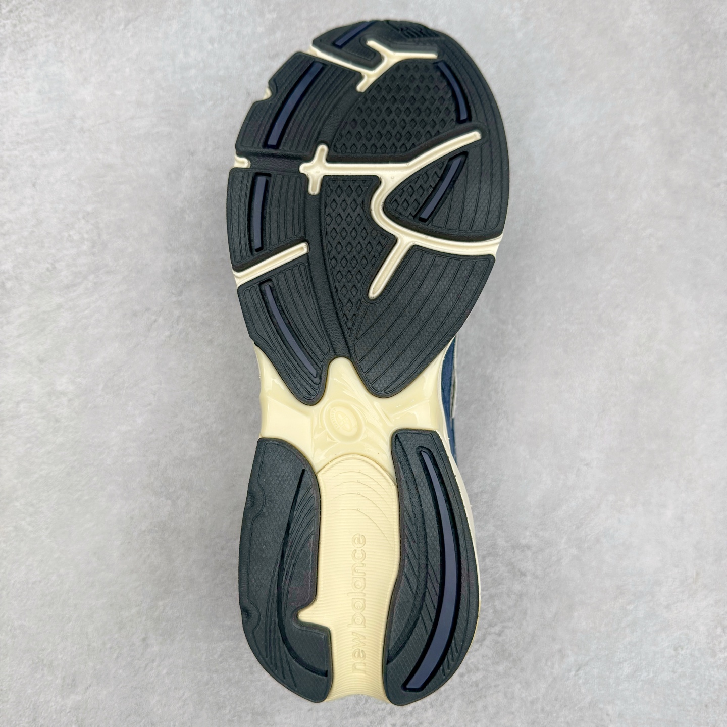 图片[9]-New Balance NB2010系列新百伦经典复古休闲运动板鞋 以ENCAP中底配以升级版 N-ERGY缓震物料 鞋面则采用特色的柔软麂皮搭以NewBalance经典的尼龙网布 低调中还原跑鞋本真 更年轻化的设计理念与材质 让新世代青年得以用全新视角体验经典鞋款的传奇魅力 货号：U2010NB13731 尺码：36 37 37.5 38 38.5 39.5 40 40.5 41.5 42 42.5 43 44 45 46-选品中心