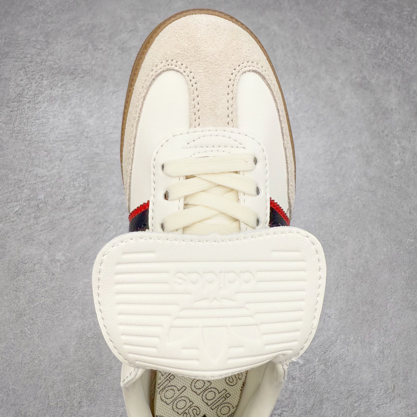 图片[4]-AD Original Samba OG 复古经典轻便板鞋 JQ5124 这款桑巴鞋展示了高质量的工艺 带有装饰的超锁缝制和无缝的手感 柔软、柔软的皮革造型和标志性的3条纹完成了精致的外观 正规合身鞋带 鞋面上有绒面鞋垫 橡胶鞋底 享受正畸套筒软感 自50年代首次亮相以来就一直在赢得粉丝的青睐 尺码：36 36.5 37.5 38 38.5 39 40 40.5 41 42 42.5 43 44 44.5 45-选品中心