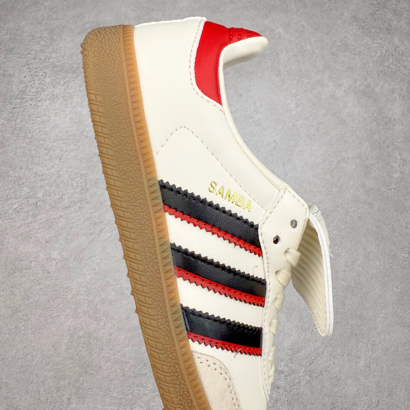 图片[6]-AD Original Samba OG 复古经典轻便板鞋 JQ5124 这款桑巴鞋展示了高质量的工艺 带有装饰的超锁缝制和无缝的手感 柔软、柔软的皮革造型和标志性的3条纹完成了精致的外观 正规合身鞋带 鞋面上有绒面鞋垫 橡胶鞋底 享受正畸套筒软感 自50年代首次亮相以来就一直在赢得粉丝的青睐 尺码：36 36.5 37.5 38 38.5 39 40 40.5 41 42 42.5 43 44 44.5 45-选品中心