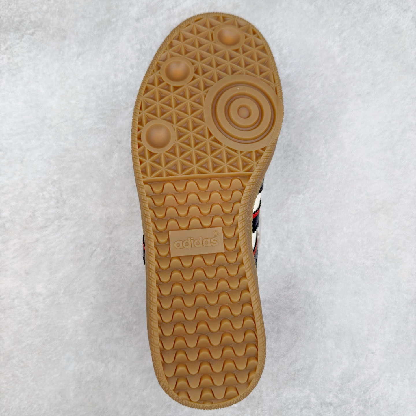 图片[9]-AD Original Samba OG 复古经典轻便板鞋 JQ5124 这款桑巴鞋展示了高质量的工艺 带有装饰的超锁缝制和无缝的手感 柔软、柔软的皮革造型和标志性的3条纹完成了精致的外观 正规合身鞋带 鞋面上有绒面鞋垫 橡胶鞋底 享受正畸套筒软感 自50年代首次亮相以来就一直在赢得粉丝的青睐 尺码：36 36.5 37.5 38 38.5 39 40 40.5 41 42 42.5 43 44 44.5 45-选品中心