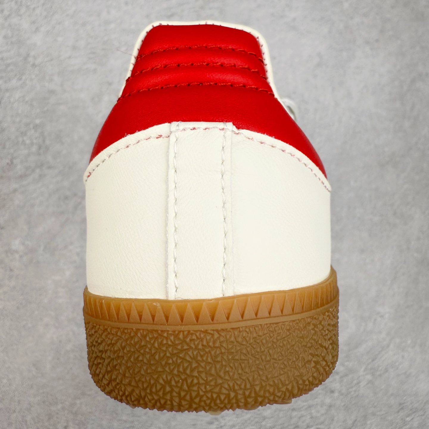 图片[8]-AD Original Samba OG 复古经典轻便板鞋 JQ5124 这款桑巴鞋展示了高质量的工艺 带有装饰的超锁缝制和无缝的手感 柔软、柔软的皮革造型和标志性的3条纹完成了精致的外观 正规合身鞋带 鞋面上有绒面鞋垫 橡胶鞋底 享受正畸套筒软感 自50年代首次亮相以来就一直在赢得粉丝的青睐 尺码：36 36.5 37.5 38 38.5 39 40 40.5 41 42 42.5 43 44 44.5 45-选品中心