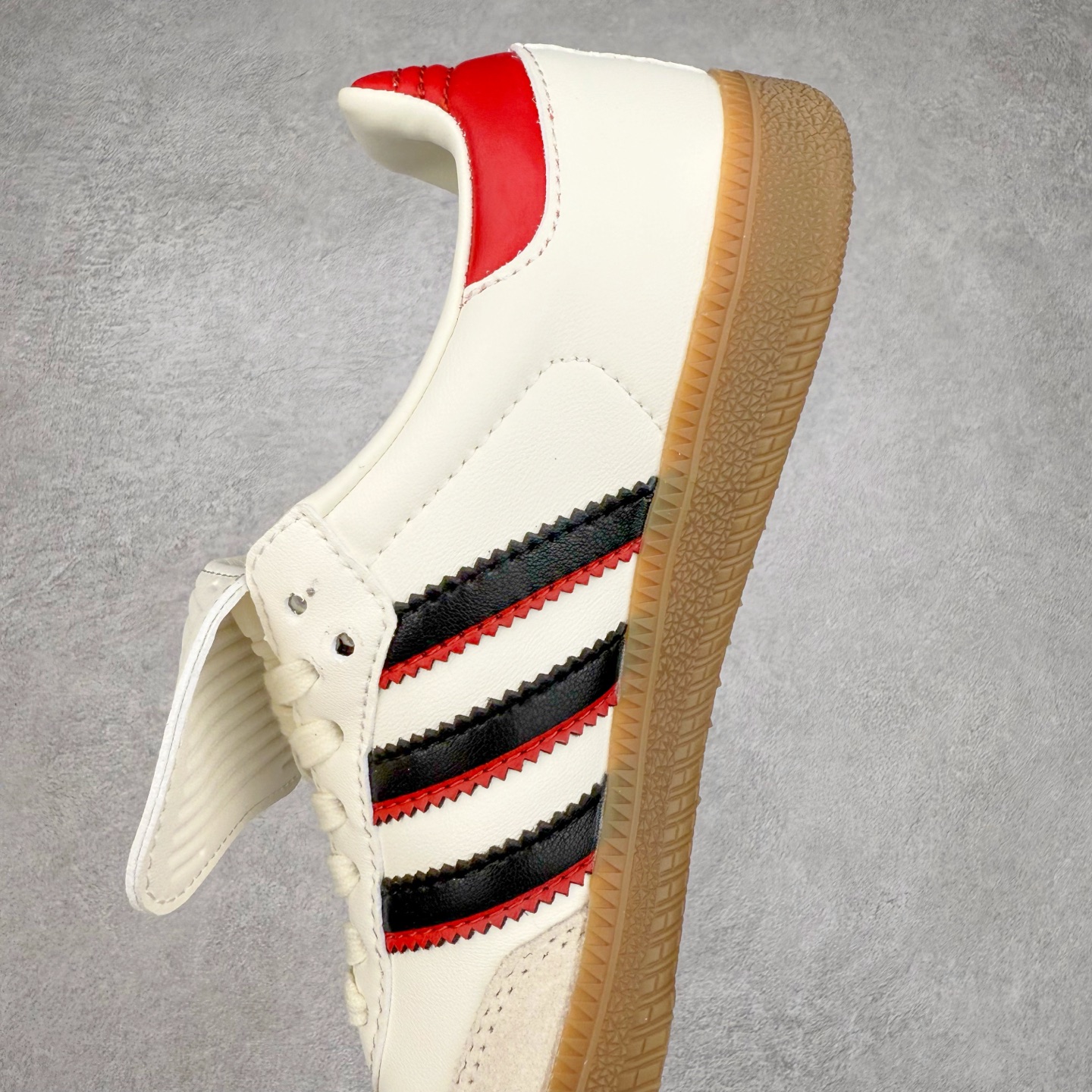 图片[7]-AD Original Samba OG 复古经典轻便板鞋 JQ5124 这款桑巴鞋展示了高质量的工艺 带有装饰的超锁缝制和无缝的手感 柔软、柔软的皮革造型和标志性的3条纹完成了精致的外观 正规合身鞋带 鞋面上有绒面鞋垫 橡胶鞋底 享受正畸套筒软感 自50年代首次亮相以来就一直在赢得粉丝的青睐 尺码：36 36.5 37.5 38 38.5 39 40 40.5 41 42 42.5 43 44 44.5 45-选品中心