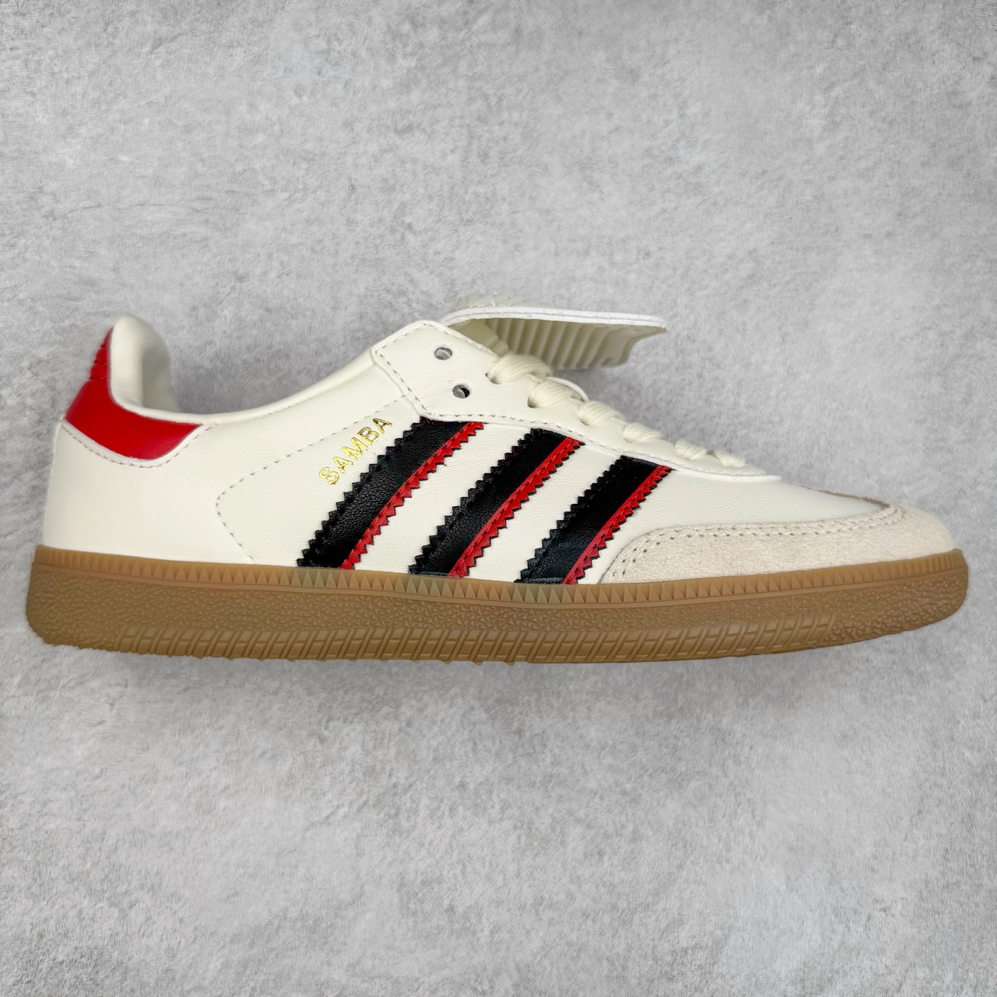 AD Original Samba OG 复古经典轻便板鞋 JQ5124 这款桑巴鞋展示了高质量的工艺 带有装饰的超锁缝制和无缝的手感 柔软、柔软的皮革造型和标志性的3条纹完成了精致的外观 正规合身鞋带 鞋面上有绒面鞋垫 橡胶鞋底 享受正畸套筒软感 自50年代首次亮相以来就一直在赢得粉丝的青睐 尺码：36 36.5 37.5 38 38.5 39 40 40.5 41 42 42.5 43 44 44.5 45-选品中心