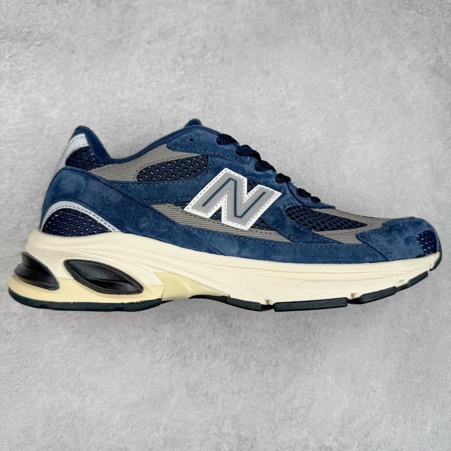 New Balance NB2010系列新百伦经典复古休闲运动板鞋 以ENCAP中底配以升级版 N-ERGY缓震物料 鞋面则采用特色的柔软麂皮搭以NewBalance经典的尼龙网布 低调中还原跑鞋本真 更年轻化的设计理念与材质 让新世代青年得以用全新视角体验经典鞋款的传奇魅力 货号：U2010NB13731 尺码：36 37 37.5 38 38.5 39.5 40 40.5 41.5 42 42.5 43 44 45 46-选品中心