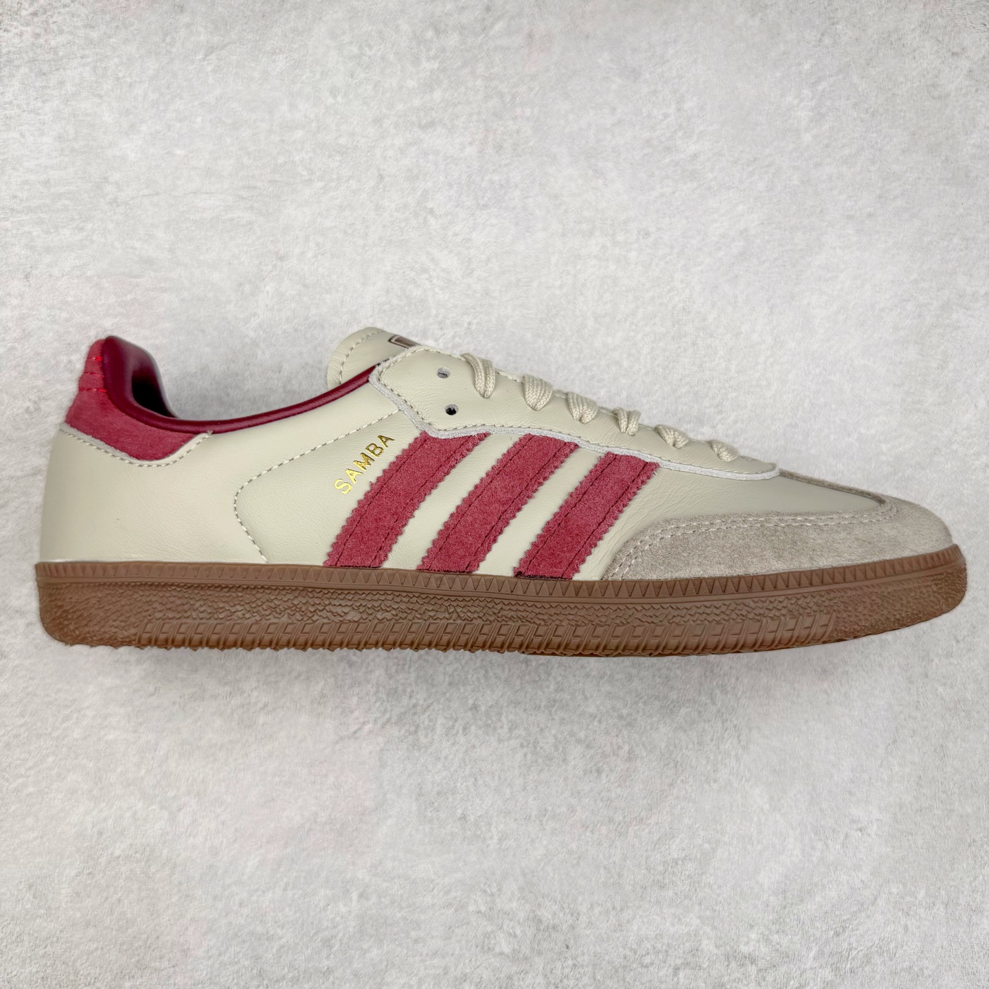 AD Original Samba OG 复古经典轻便板鞋 ID1482 这款桑巴鞋展示了高质量的工艺 带有装饰的超锁缝制和无缝的手感 柔软、柔软的皮革造型和标志性的3条纹完成了精致的外观 正规合身鞋带 鞋面上有绒面鞋垫 橡胶鞋底 享受正畸套筒软感 自50年代首次亮相以来就一直在赢得粉丝的青睐 尺码：36 36.5 37.5 38 38.5 39 40 40.5 41 42 42.5 43 44 44.5 45-选品中心