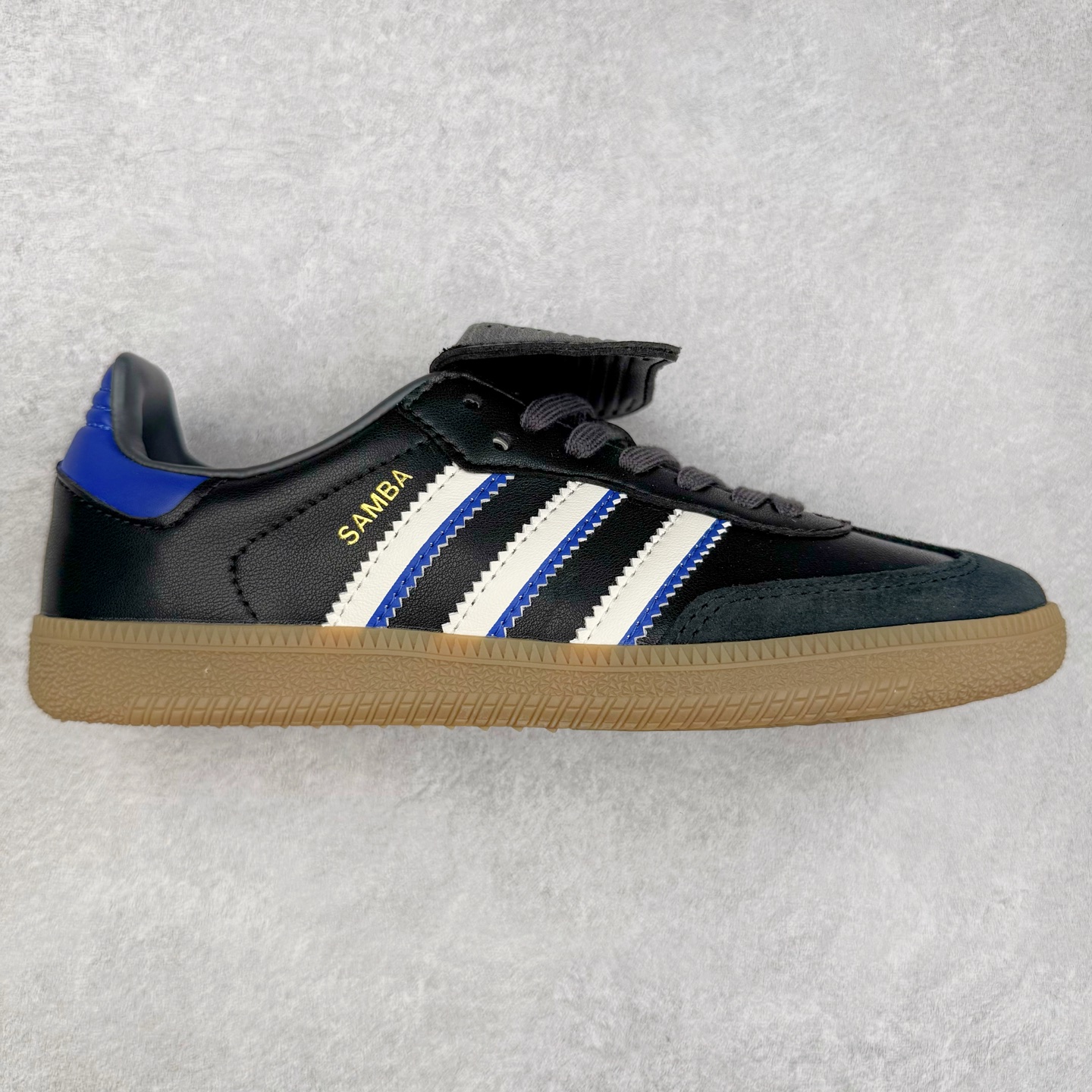 AD Original Samba OG 复古经典轻便板鞋 JQ5125 这款桑巴鞋展示了高质量的工艺 带有装饰的超锁缝制和无缝的手感 柔软、柔软的皮革造型和标志性的3条纹完成了精致的外观 正规合身鞋带 鞋面上有绒面鞋垫 橡胶鞋底 享受正畸套筒软感 自50年代首次亮相以来就一直在赢得粉丝的青睐 尺码：36 36.5 37.5 38 38.5 39 40 40.5 41 42 42.5 43 44 44.5 45-选品中心