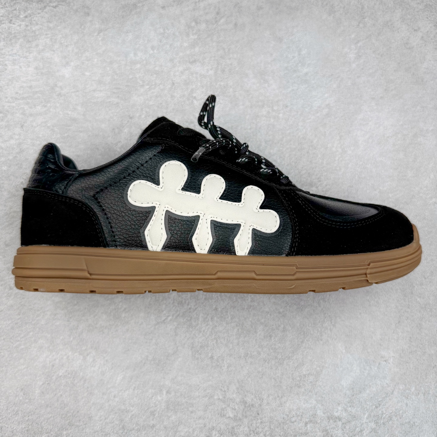 SHOOT BRAND｜通勤鞋柜里必备的一双灰色德训 重塑系列一号德训鞋，是SHOOT BRAND 全新推出的鞋款,在复古经典的T型鞋流行趋势中汲取灵感，以T型鞋为设计蓝本，融入品牌梅花三弄标识设计 鞋头全新品牌logo30刺绣设计，搭配鞋尾满印品牌logo细节,鞋头和鞋身部位采用立体厚板印花工艺,增强整体的复古之感 复古的主体基调,在标志性的梅花三弄logo中增添立体厚板印花垫片的设计细节 3cm增高，轻量化鞋底设计，脚感柔软舒适 鞋底整体做了防滑处理，带来耐磨性与稳定性 尺码：35-44-选品中心