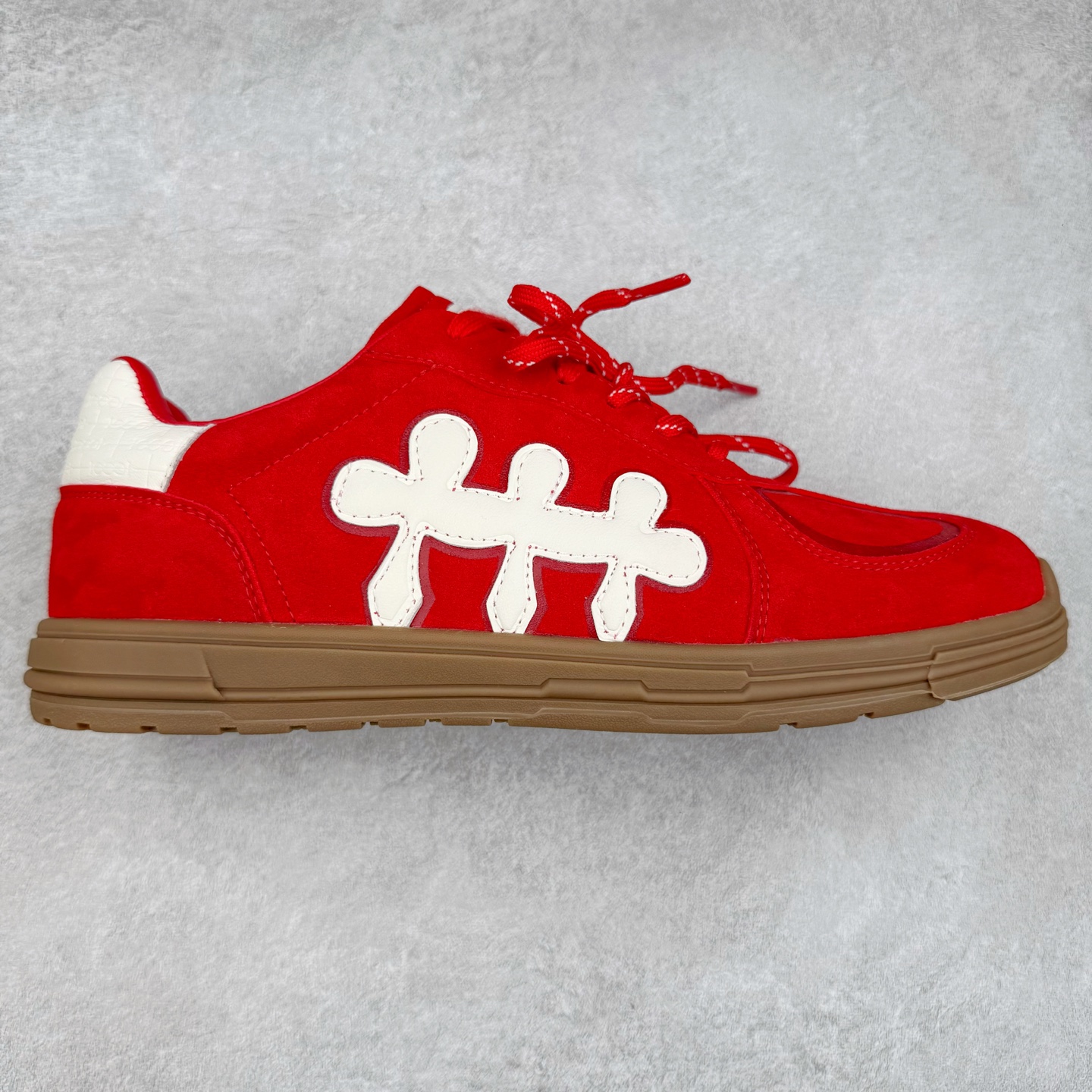 SHOOT BRAND｜通勤鞋柜里必备的一双灰色德训 重塑系列一号德训鞋，是SHOOT BRAND 全新推出的鞋款,在复古经典的T型鞋流行趋势中汲取灵感，以T型鞋为设计蓝本，融入品牌梅花三弄标识设计 鞋头全新品牌logo30刺绣设计，搭配鞋尾满印品牌logo细节,鞋头和鞋身部位采用立体厚板印花工艺,增强整体的复古之感 复古的主体基调,在标志性的梅花三弄logo中增添立体厚板印花垫片的设计细节 3cm增高，轻量化鞋底设计，脚感柔软舒适 鞋底整体做了防滑处理，带来耐磨性与稳定性 尺码：35-44-选品中心