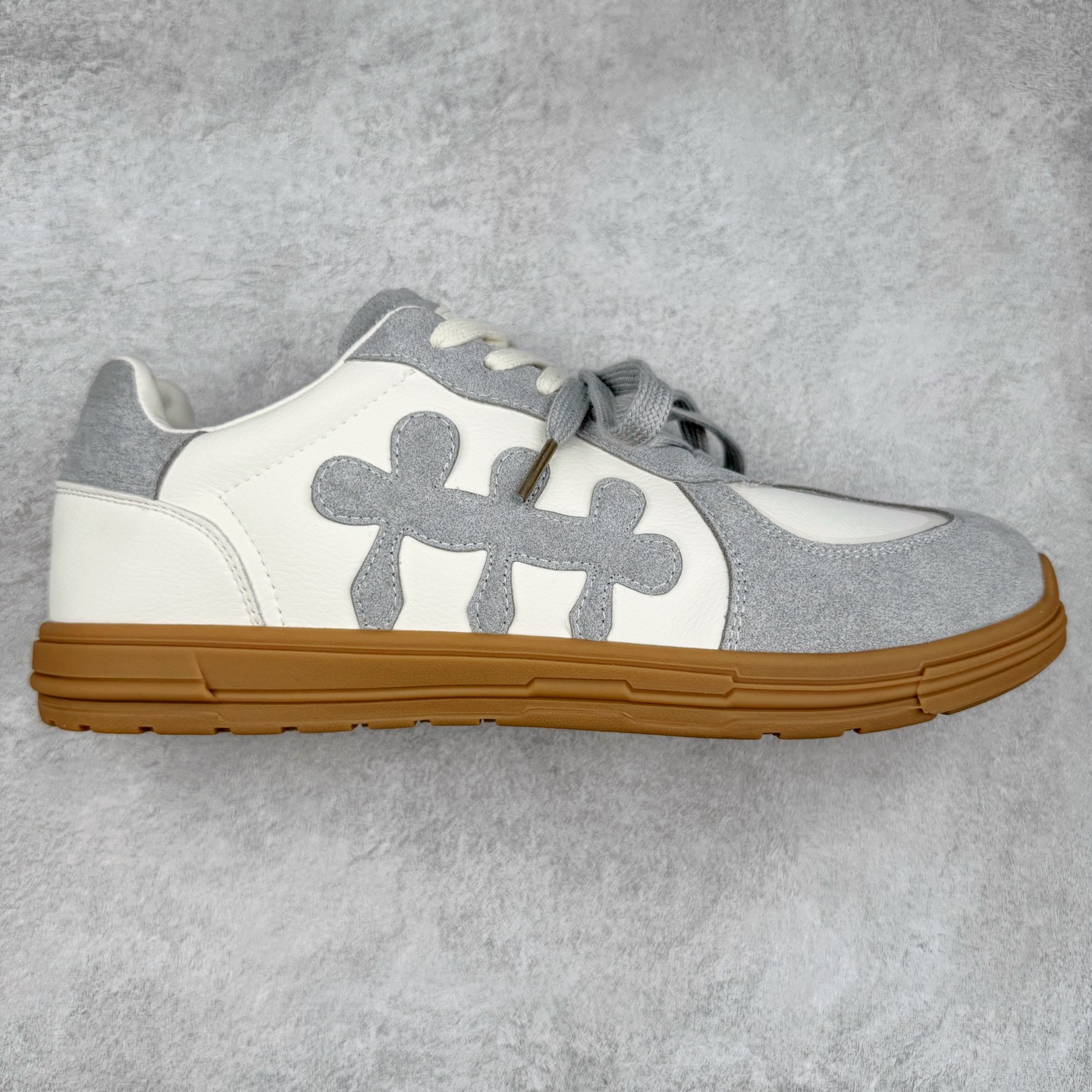 SHOOT BRAND｜通勤鞋柜里必备的一双灰色德训 重塑系列一号德训鞋，是SHOOT BRAND 全新推出的鞋款,在复古经典的T型鞋流行趋势中汲取灵感，以T型鞋为设计蓝本，融入品牌梅花三弄标识设计 鞋头全新品牌logo30刺绣设计，搭配鞋尾满印品牌logo细节,鞋头和鞋身部位采用立体厚板印花工艺,增强整体的复古之感 复古的主体基调,在标志性的梅花三弄logo中增添立体厚板印花垫片的设计细节 3cm增高，轻量化鞋底设计，脚感柔软舒适 鞋底整体做了防滑处理，带来耐磨性与稳定性 尺码：35-44-选品中心