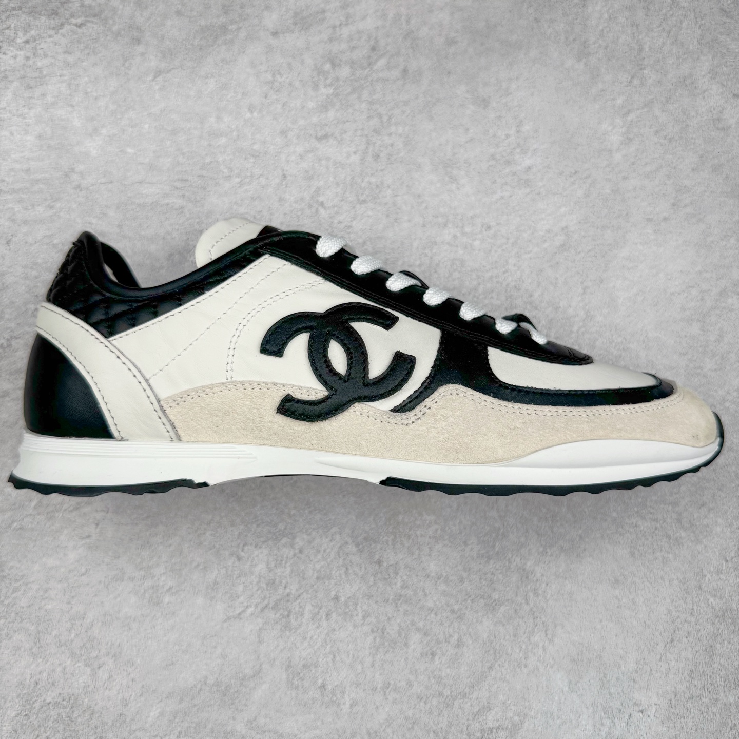 ＃GD 广顶 CHANEL香奈儿新款熊猫板鞋熊猫鞋 热度高的离谱，奢牌搭配德训鞋型 让人很难拒绝，又舒适又贵气 圆头设计，鞋身线条流畅，充满复古感 侧身双 C logo 彰显品牌身份与调性 采用全新的德训鞋型，超级柔软轻便，鞋头偏尖，秀气显脚长 鞋面为原渠道定制小牛皮配牛巴戈 内里为埃塞俄比亚进口小羊皮 鞋面为定制的小牛皮，鞋头部分则采用了牛巴戈，也就是磨面牛皮，是将头层皮表面皮层打磨之后，而达到绒面触摸感，皮身厚实而柔软、表面色泽、绒毛、皮纹自然而成 侧边logo，依循zp工艺打造，先做玻璃冲刀，在做空压工艺 logo边缘细节与车线工艺均与zp一致 尺码：35/44-选品中心