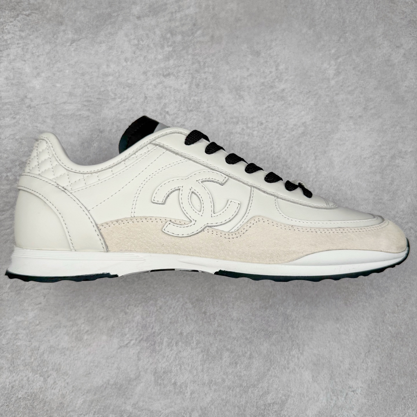 ＃GD 广顶 CHANEL香奈儿新款熊猫板鞋熊猫鞋 热度高的离谱，奢牌搭配德训鞋型 让人很难拒绝，又舒适又贵气 圆头设计，鞋身线条流畅，充满复古感 侧身双 C logo 彰显品牌身份与调性 采用全新的德训鞋型，超级柔软轻便，鞋头偏尖，秀气显脚长 鞋面为原渠道定制小牛皮配牛巴戈 内里为埃塞俄比亚进口小羊皮 鞋面为定制的小牛皮，鞋头部分则采用了牛巴戈，也就是磨面牛皮，是将头层皮表面皮层打磨之后，而达到绒面触摸感，皮身厚实而柔软、表面色泽、绒毛、皮纹自然而成 侧边logo，依循zp工艺打造，先做玻璃冲刀，在做空压工艺 logo边缘细节与车线工艺均与zp一致 尺码：35/44-选品中心