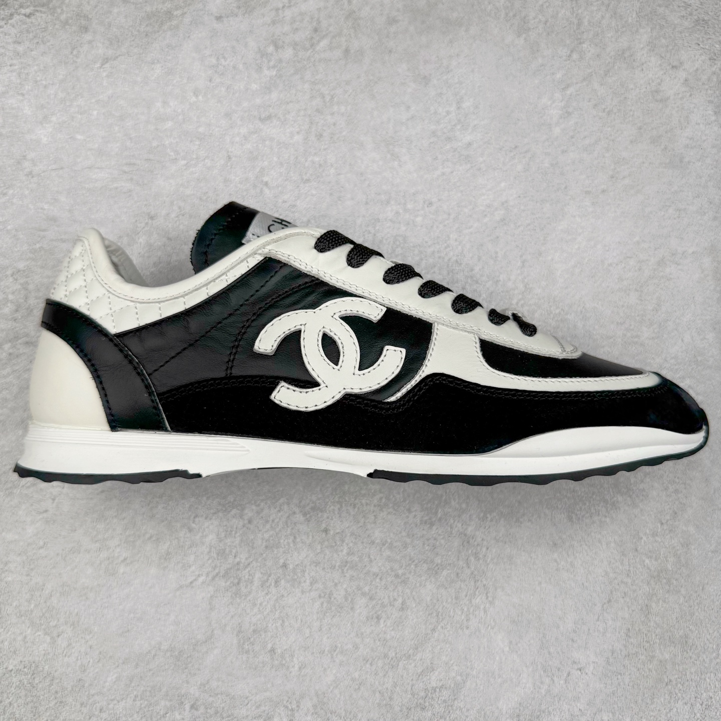 ＃GD 广顶 CHANEL香奈儿新款熊猫板鞋熊猫鞋 热度高的离谱，奢牌搭配德训鞋型 让人很难拒绝，又舒适又贵气 圆头设计，鞋身线条流畅，充满复古感 侧身双 C logo 彰显品牌身份与调性 采用全新的德训鞋型，超级柔软轻便，鞋头偏尖，秀气显脚长 鞋面为原渠道定制小牛皮配牛巴戈 内里为埃塞俄比亚进口小羊皮 鞋面为定制的小牛皮，鞋头部分则采用了牛巴戈，也就是磨面牛皮，是将头层皮表面皮层打磨之后，而达到绒面触摸感，皮身厚实而柔软、表面色泽、绒毛、皮纹自然而成 侧边logo，依循zp工艺打造，先做玻璃冲刀，在做空压工艺 logo边缘细节与车线工艺均与zp一致 尺码：35/44-选品中心