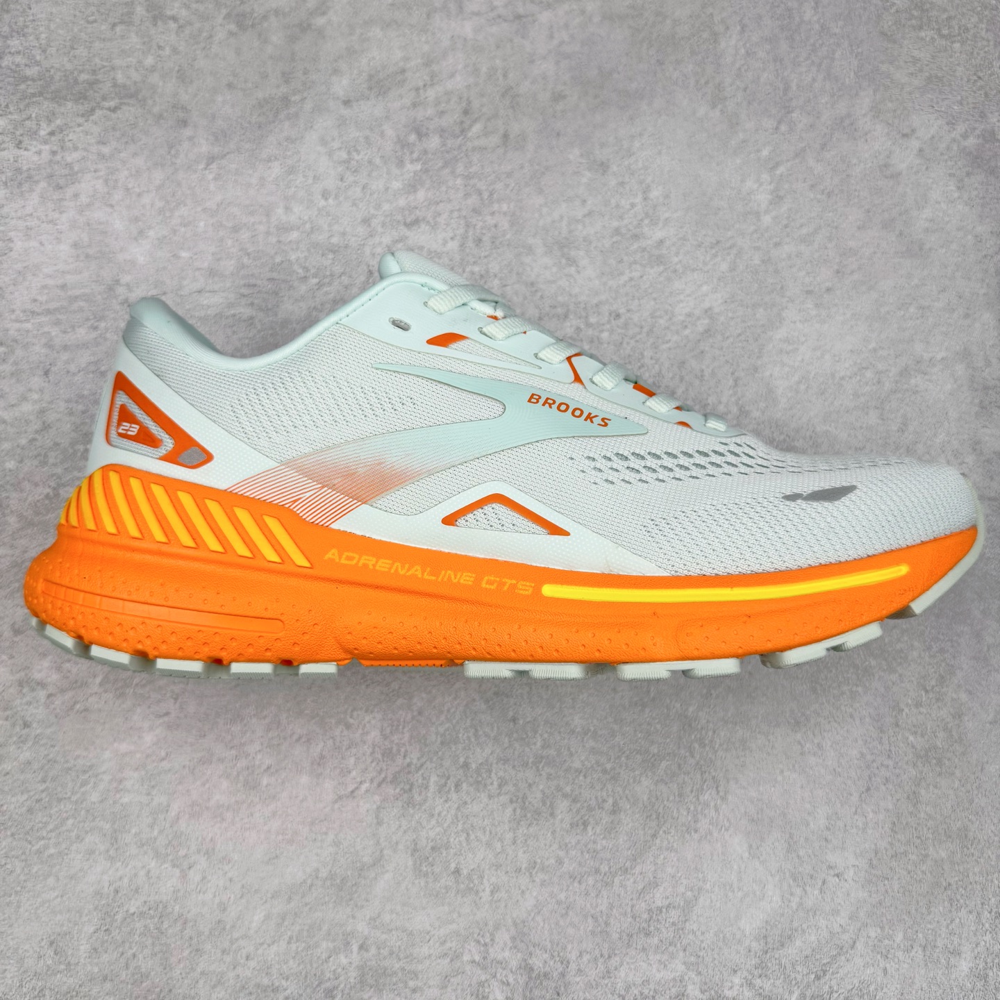 图片[6]-Brooks布鲁克斯 Adrenaline GTS 24 舒适时尚减震透气低帮休闲跑步鞋 Brooks 四大跑鞋之一 百年品牌 跑鞋从外形上基本就能判断这是一款速度跑鞋 简洁干练的外形结构和极强的运动流线型看着非常有速度感 上脚的第一感觉是非常轻 美码9码的鞋单只206g不到 从个人偏好来说 200g左右的竞速鞋最具安全感 鞋面采用单层网布 很薄 前掌使用了大量开放式网眼 排气直接快速 透气性上乘 鞋舌也是轻量化设计 仅为一层麂皮 和脚背完美贴合 鞋舌中央有个防偏穿孔 从实际穿着来看 通常鞋舌都是外偏 如果是防偏穿孔位于中心 防偏效果其实并不十分有效 如果采用趋外侧的偏心设计更有效 鞋帮泡棉填充量不大 但非常紧凑 贴合舒适 包裹稳固 内置硬质TPU保证必要的稳定性 跑鞋中底采用的是DNA FLASH科技材料 DNA FLASH中底科技 是Brooks第一款将氮气注入中底的创新科技 主要原理是借助“超临界流体”发泡技术 将液态氮稳定的转化为气态氮 并使其均匀地形成无数紧密贴合的密闭式气囊结构 尺码：36 36.5 37.5 38 38.5 39 40 40.5 41 42 42.5 43 44 44.5 45 46-选品中心