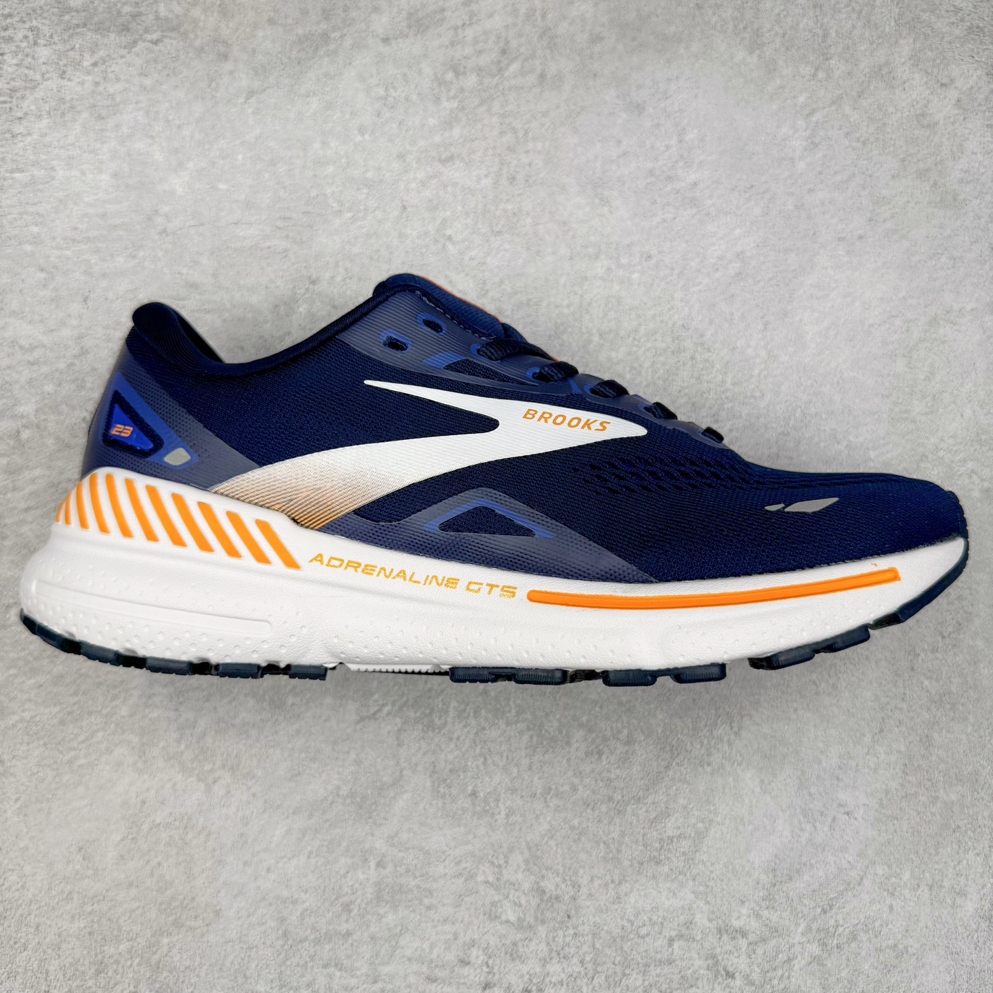 Brooks布鲁克斯 Adrenaline GTS 24 舒适时尚减震透气低帮休闲跑步鞋 Brooks 四大跑鞋之一 百年品牌 跑鞋从外形上基本就能判断这是一款速度跑鞋 简洁干练的外形结构和极强的运动流线型看着非常有速度感 上脚的第一感觉是非常轻 美码9码的鞋单只206g不到 从个人偏好来说 200g左右的竞速鞋最具安全感 鞋面采用单层网布 很薄 前掌使用了大量开放式网眼 排气直接快速 透气性上乘 鞋舌也是轻量化设计 仅为一层麂皮 和脚背完美贴合 鞋舌中央有个防偏穿孔 从实际穿着来看 通常鞋舌都是外偏 如果是防偏穿孔位于中心 防偏效果其实并不十分有效 如果采用趋外侧的偏心设计更有效 鞋帮泡棉填充量不大 但非常紧凑 贴合舒适 包裹稳固 内置硬质TPU保证必要的稳定性 跑鞋中底采用的是DNA FLASH科技材料 DNA FLASH中底科技 是Brooks第一款将氮气注入中底的创新科技 主要原理是借助“超临界流体”发泡技术 将液态氮稳定的转化为气态氮 并使其均匀地形成无数紧密贴合的密闭式气囊结构 尺码：36 36.5 37.5 38 38.5 39 40 40.5 41 42 42.5 43 44 44.5 45 46-选品中心