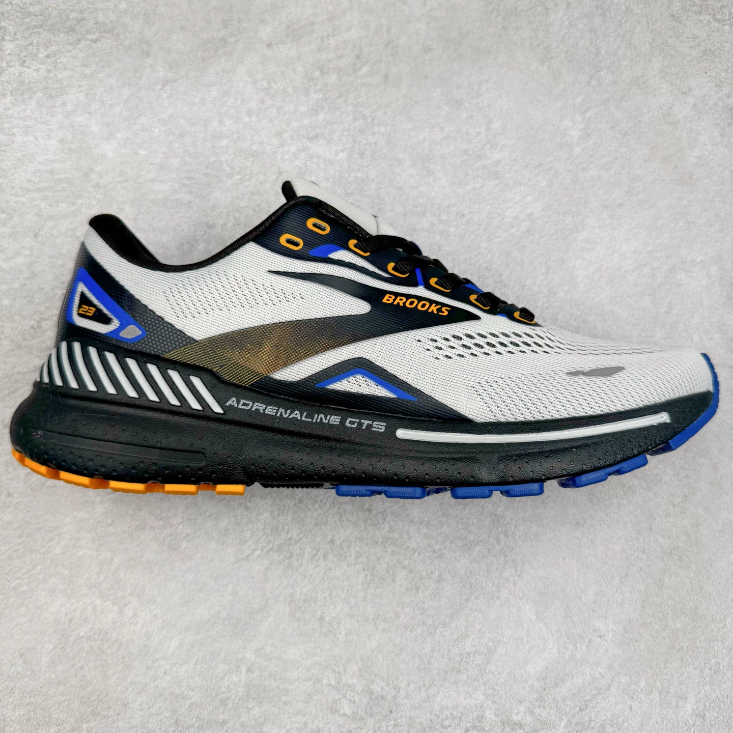 Brooks布鲁克斯 Adrenaline GTS 24 舒适时尚减震透气低帮休闲跑步鞋 Brooks 四大跑鞋之一 百年品牌 跑鞋从外形上基本就能判断这是一款速度跑鞋 简洁干练的外形结构和极强的运动流线型看着非常有速度感 上脚的第一感觉是非常轻 美码9码的鞋单只206g不到 从个人偏好来说 200g左右的竞速鞋最具安全感 鞋面采用单层网布 很薄 前掌使用了大量开放式网眼 排气直接快速 透气性上乘 鞋舌也是轻量化设计 仅为一层麂皮 和脚背完美贴合 鞋舌中央有个防偏穿孔 从实际穿着来看 通常鞋舌都是外偏 如果是防偏穿孔位于中心 防偏效果其实并不十分有效 如果采用趋外侧的偏心设计更有效 鞋帮泡棉填充量不大 但非常紧凑 贴合舒适 包裹稳固 内置硬质TPU保证必要的稳定性 跑鞋中底采用的是DNA FLASH科技材料 DNA FLASH中底科技 是Brooks第一款将氮气注入中底的创新科技 主要原理是借助“超临界流体”发泡技术 将液态氮稳定的转化为气态氮 并使其均匀地形成无数紧密贴合的密闭式气囊结构 尺码：36 36.5 37.5 38 38.5 39 40 40.5 41 42 42.5 43 44 44.5 45 46-选品中心