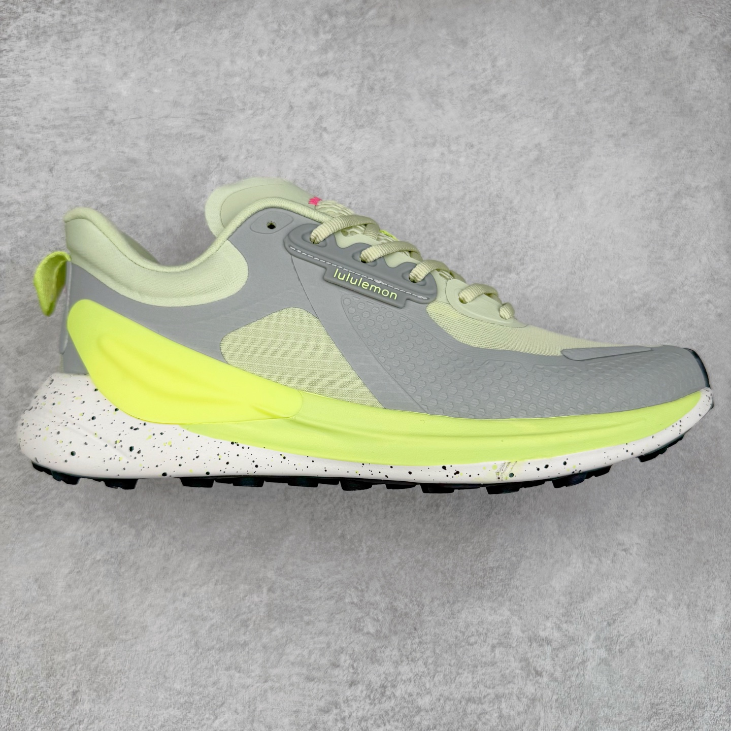 ＃PK4.0 lululemon blissfeel trail 露露乐檬舒适柔软防滑耐磨低帮越野跑步鞋 将运动性能融入经典休闲鞋中，中底提供出色缓震，并贴合足部曲线，带来全天候的舒适感。鞋面采用两种材质拼接，且前半部分采用热熔压胶处理，无任何缝线，保留了鞋身整体性。模制泡沫的鞋垫带来上乘的脚感，在平日休闲穿着时不会磨脚，也能提供轻质软弹的效果。25年来，lululemon一直秉持“感受为先”的设计理念，并相信更好的感受带来更好的表现。此次男鞋的设计亦是如此。投入多年研究，针对男性在不同运动场景中的脚步形态设计了不同鞋履款式。同时，还进行了生物力学与形态学研究，为“他”带来更好的贴合度和感受。尺码：36 36.5 37.5 38 38.5 39 40 40.5 41 42 42.5 43 44-选品中心