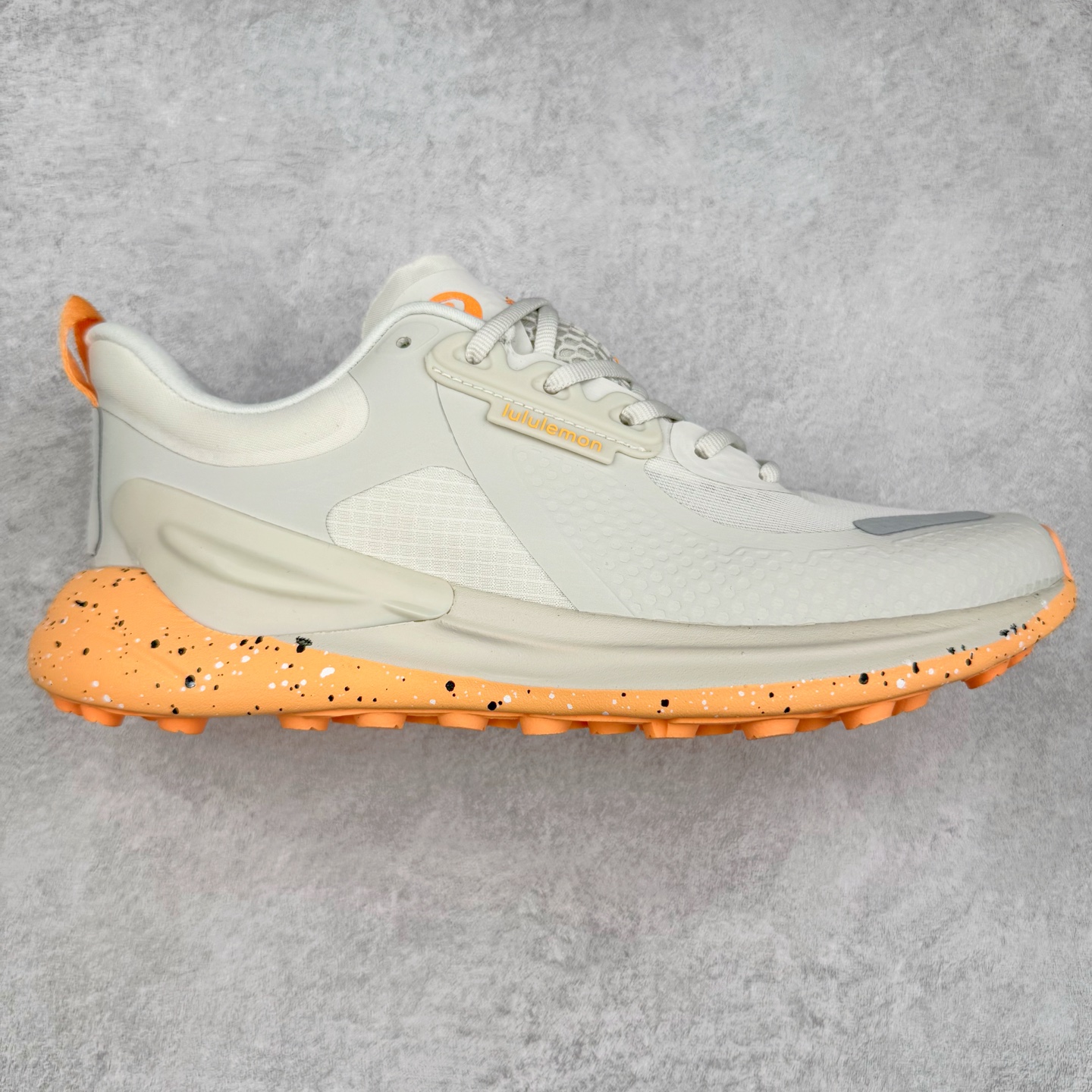 ＃PK4.0 lululemon blissfeel trail 露露乐檬舒适柔软防滑耐磨低帮越野跑步鞋 将运动性能融入经典休闲鞋中，中底提供出色缓震，并贴合足部曲线，带来全天候的舒适感。鞋面采用两种材质拼接，且前半部分采用热熔压胶处理，无任何缝线，保留了鞋身整体性。模制泡沫的鞋垫带来上乘的脚感，在平日休闲穿着时不会磨脚，也能提供轻质软弹的效果。25年来，lululemon一直秉持“感受为先”的设计理念，并相信更好的感受带来更好的表现。此次男鞋的设计亦是如此。投入多年研究，针对男性在不同运动场景中的脚步形态设计了不同鞋履款式。同时，还进行了生物力学与形态学研究，为“他”带来更好的贴合度和感受。尺码：36 36.5 37.5 38 38.5 39 40 40.5 41 42 42.5 43 44-选品中心