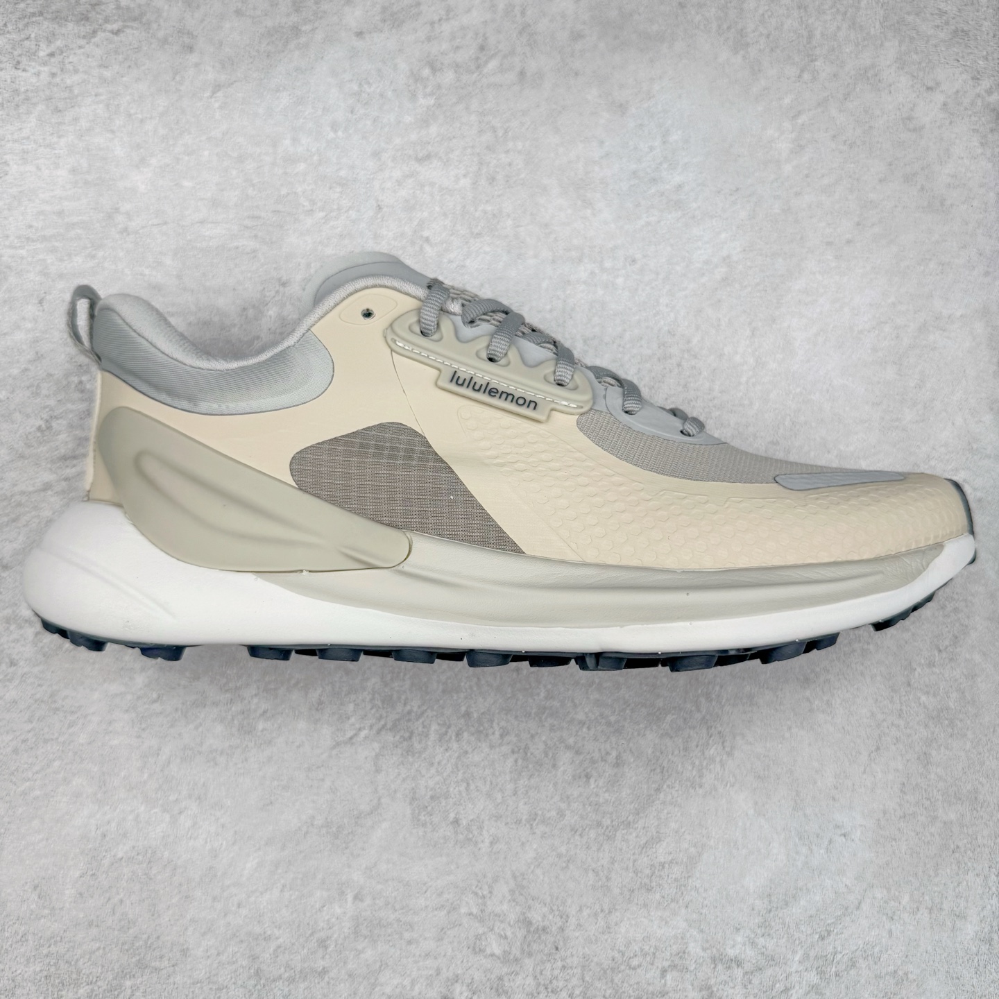 ＃PK4.0 lululemon blissfeel trail 露露乐檬舒适柔软防滑耐磨低帮越野跑步鞋 将运动性能融入经典休闲鞋中，中底提供出色缓震，并贴合足部曲线，带来全天候的舒适感。鞋面采用两种材质拼接，且前半部分采用热熔压胶处理，无任何缝线，保留了鞋身整体性。模制泡沫的鞋垫带来上乘的脚感，在平日休闲穿着时不会磨脚，也能提供轻质软弹的效果。25年来，lululemon一直秉持“感受为先”的设计理念，并相信更好的感受带来更好的表现。此次男鞋的设计亦是如此。投入多年研究，针对男性在不同运动场景中的脚步形态设计了不同鞋履款式。同时，还进行了生物力学与形态学研究，为“他”带来更好的贴合度和感受。尺码：36 36.5 37.5 38 38.5 39 40 40.5 41 42 42.5 43 44-选品中心