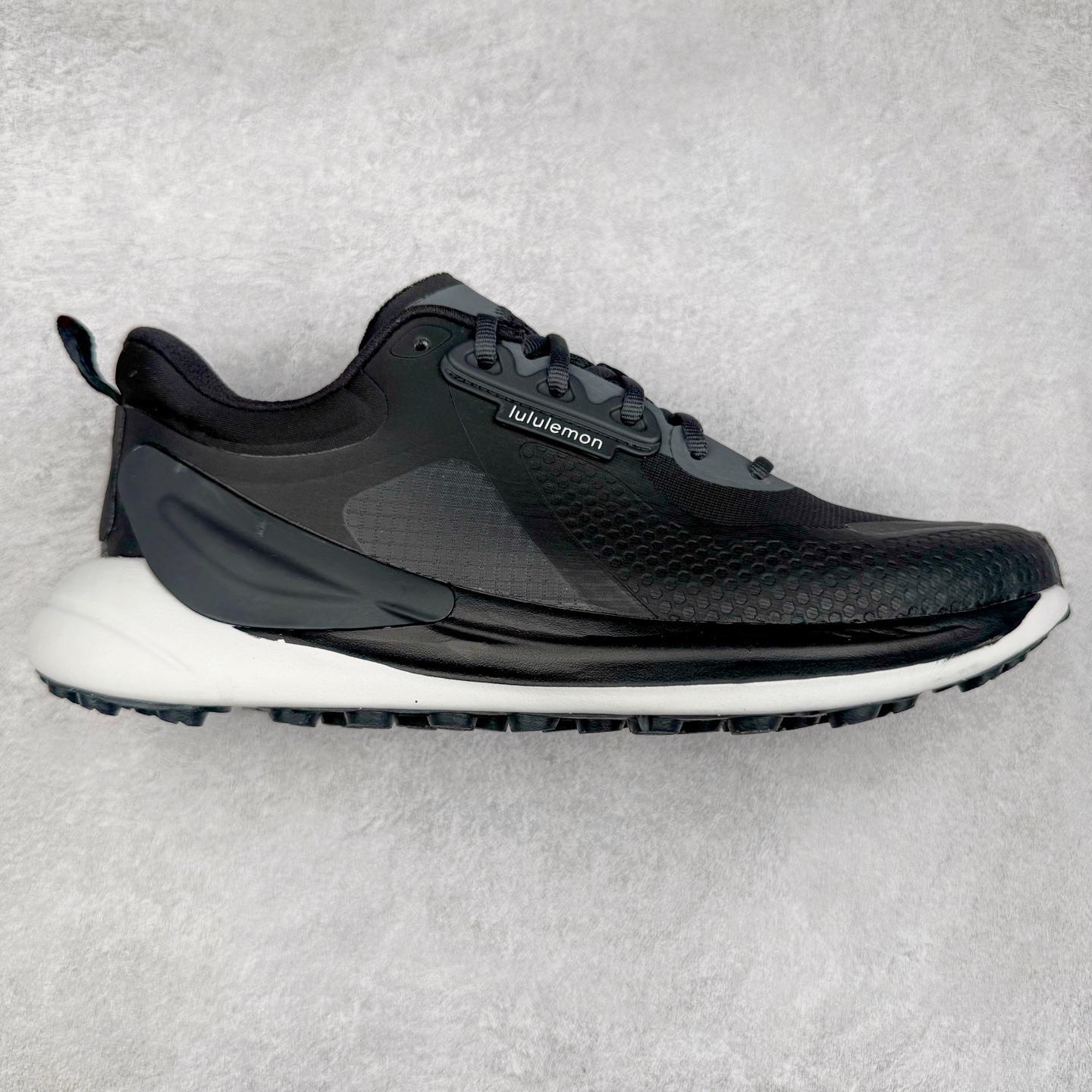 ＃PK4.0 lululemon blissfeel trail 露露乐檬舒适柔软防滑耐磨低帮越野跑步鞋 将运动性能融入经典休闲鞋中，中底提供出色缓震，并贴合足部曲线，带来全天候的舒适感。鞋面采用两种材质拼接，且前半部分采用热熔压胶处理，无任何缝线，保留了鞋身整体性。模制泡沫的鞋垫带来上乘的脚感，在平日休闲穿着时不会磨脚，也能提供轻质软弹的效果。25年来，lululemon一直秉持“感受为先”的设计理念，并相信更好的感受带来更好的表现。此次男鞋的设计亦是如此。投入多年研究，针对男性在不同运动场景中的脚步形态设计了不同鞋履款式。同时，还进行了生物力学与形态学研究，为“他”带来更好的贴合度和感受。尺码：36 36.5 37.5 38 38.5 39 40 40.5 41 42 42.5 43 44-选品中心