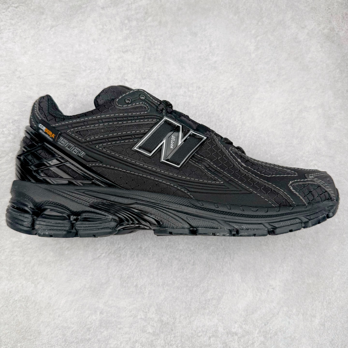 New Balance M1906R NB新百伦系列复古老爹风休闲运动慢跑鞋 日韩出口特供订单 全网最全配色 配套商长期套现长期补货 全新货品 正常出厂触屏不到的单价 超级跑量款 全套原楦原纸板原厂数据开发 进口三明治网面 原装进口翻毛皮料正确绒感卡色 正确中底拉帮中底网布细节 采用轻质牛剖革拼接透气网眼衬垫织物鞋面材质 T-Beam大底提供足步弓支撑 保持步态稳定 后跟搭载外露缓震胶 鞋身整体以各种深浅不一的灰色覆盖 鞋头以淡蓝色调装饰 网眼衬垫通过不规律的色块实现做旧的美感 泛黄的鞋底更是进一步增添了复古气息 尺码：36 37 37.5 38 38.5 39.5 40 40.5 41.5 42 42.5 43 44 45-选品中心