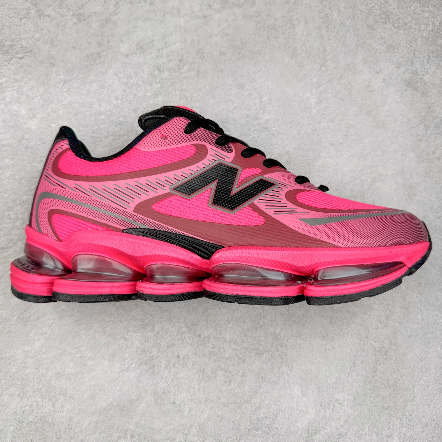 New Balance NB2000 舒适百搭防滑耐磨低帮 休闲跑步鞋 New Balance 在近两年的球鞋市场屡出奇招，在经典鞋型保持进一步增长的同时，推出的每一款新鞋型也都有傲人的战绩。在 327、9060 等鞋型获得成功之后，今天 New Balance 家族又迎来了新鲜血液的注入。这双 New Balance 2000 依然是融合了新旧元素的跑鞋造型，命名为 2000，或许是它的设计理念有着 Y2K 的血统。最大的亮点，在于这双鞋的中底。外侧以五个 ABZORB 单元，带来极具辨识度和冲击力的视觉效果，让这双鞋在外观和脚感方面都颇具吸引力。尺码：36 37 37.5 38 38.5 39 40 40.5 41 42 42.5 43 44 45 46-选品中心