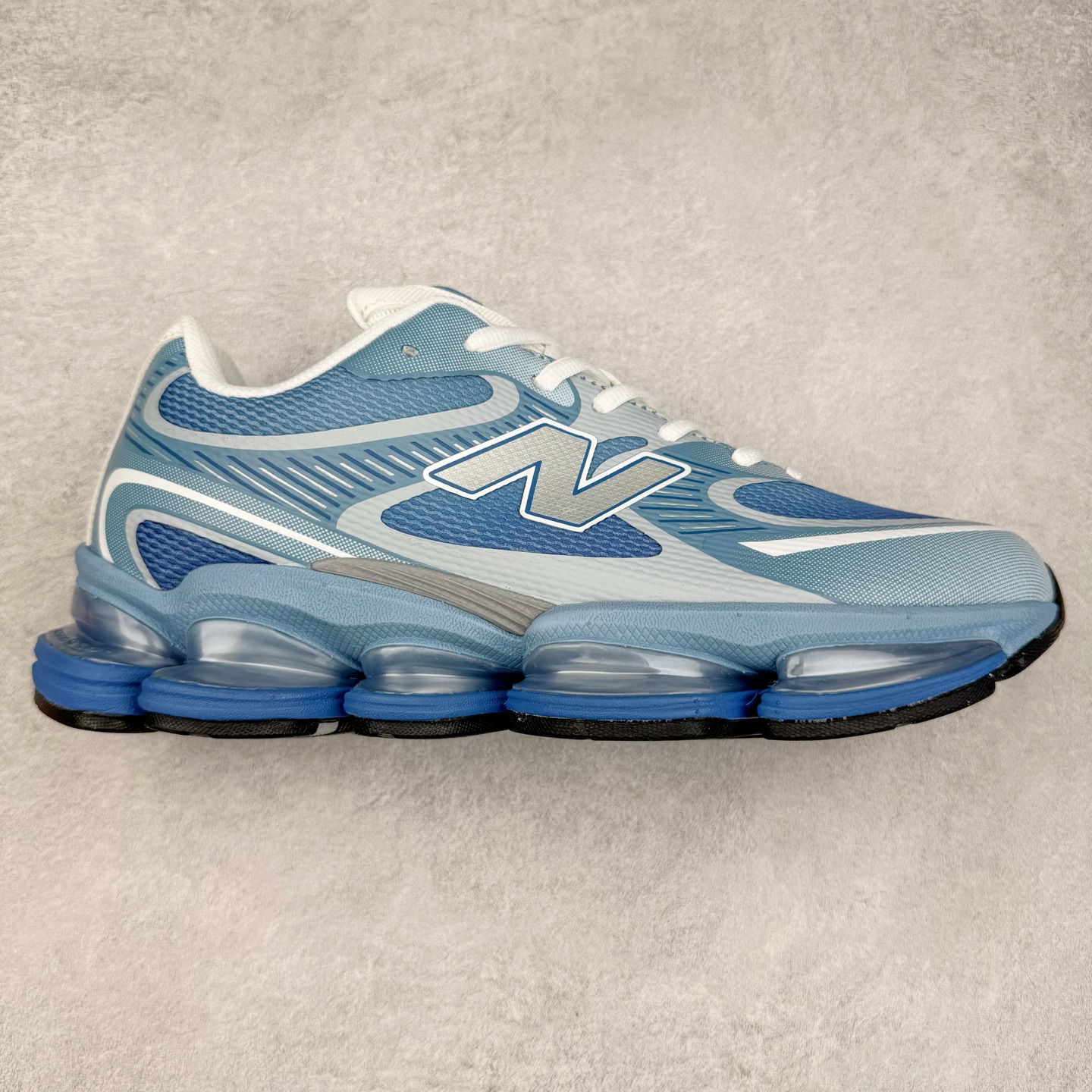 New Balance NB2000 舒适百搭防滑耐磨低帮 休闲跑步鞋 New Balance 在近两年的球鞋市场屡出奇招，在经典鞋型保持进一步增长的同时，推出的每一款新鞋型也都有傲人的战绩。在 327、9060 等鞋型获得成功之后，今天 New Balance 家族又迎来了新鲜血液的注入。这双 New Balance 2000 依然是融合了新旧元素的跑鞋造型，命名为 2000，或许是它的设计理念有着 Y2K 的血统。最大的亮点，在于这双鞋的中底。外侧以五个 ABZORB 单元，带来极具辨识度和冲击力的视觉效果，让这双鞋在外观和脚感方面都颇具吸引力。尺码：36 37 37.5 38 38.5 39 40 40.5 41 42 42.5 43 44 45 46-选品中心