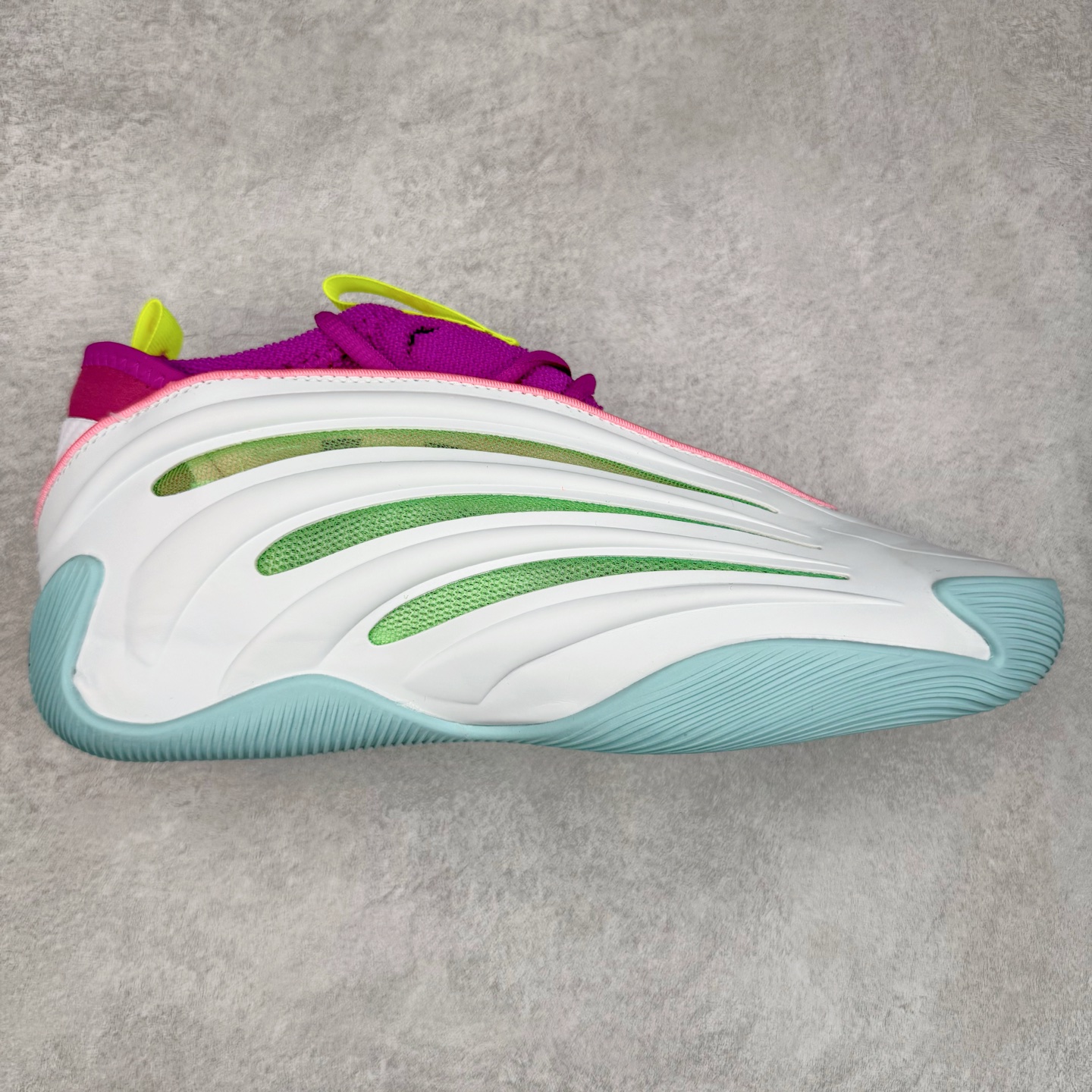 AD Harden Vol. 9 哈登九代签名篮球鞋 以来极具未来感与复古风格的简洁设计语言，贯彻了 James Harden 本人在球场内外秉持的「Under No One」的态度与个性。鞋形轮廓采用了流线型设计，且没有多余的线条或元素，营造出一种极具速度感的视觉印象；鞋侧的三条纹在这次则是以野兽抓痕般的形态呈现，进一步强化了鞋款的战斗氛围的同时，更带来强烈的科幻感与战斗氛围。鞋身两侧的三条纹，不仅传达蕴含战斗气息的视觉美感，亦巧妙融入透气板设计提升穿着体验，在激烈赛况中兼顾轻质舒适与时尚气息；在中底部分则采用全掌 Lightboost 科技结合 Y 型抗扭片，为赛场提供轻量化的脚感与卓越的缓震回弹支持；大底分区纹路与外底上翻设计进一步强化抓地力，无论是在变向、突破还是起跳时都能够提供稳固的支撑，满足复杂赛场需求。除了将实战性能与时尚元素融合，Harden Vol 9 亦帮助提升球员的赛场表现的同时，也在场外传递 James Harden 不断进化，不断提升自我的无畏风格。尺码：40 40.5 41 42 42.5 43 44 44.5 45 46-选品中心