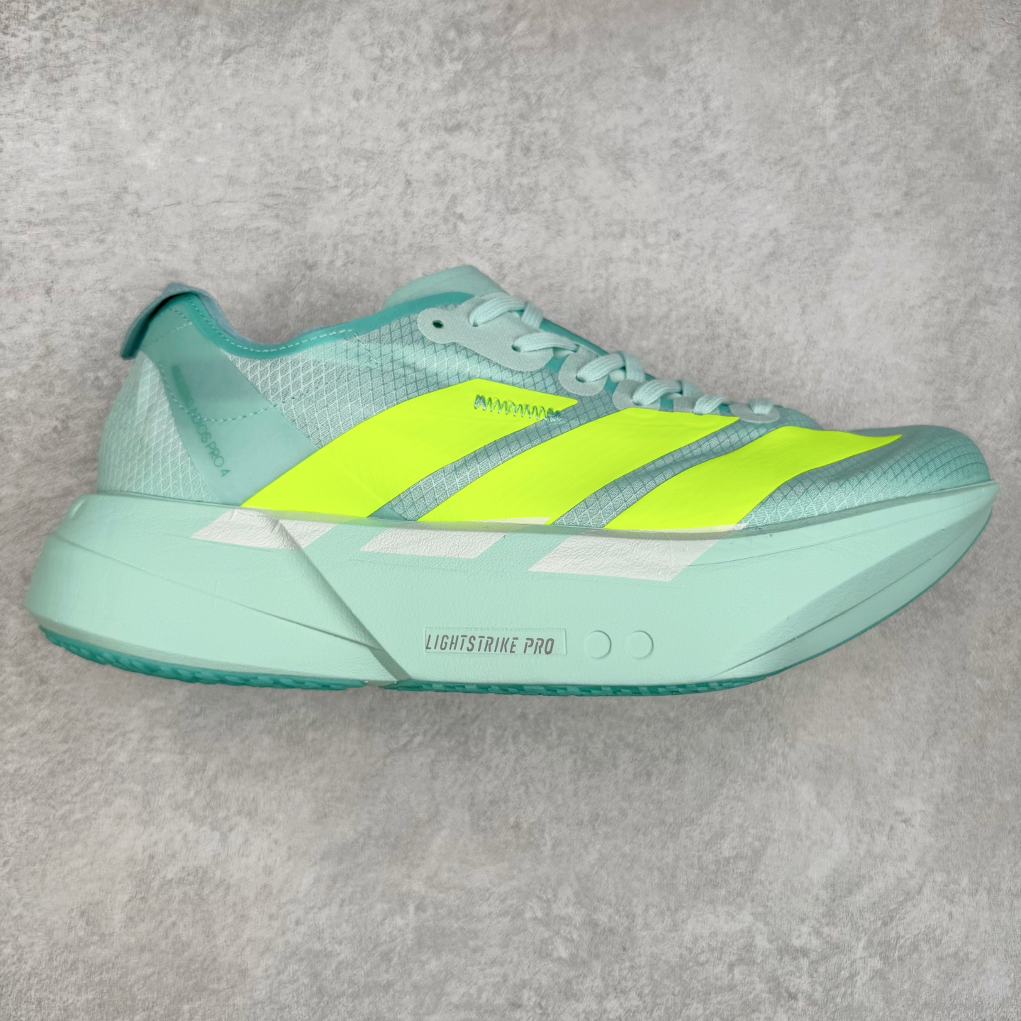 AD Adizero Adios Pro 4 马拉松竞速专业跑鞋 JR1252 CELERMESH针织网面非常轻薄 纤维间的缝隙很大 可以保证跑步时的透气、排汗效果 鞋舌直接与两侧的内衬和鞋底连接在一起 在跑步过程中不会被鞋舌的左右移动所困扰 在标准鞋带孔的基础上再拓宽一组鞋带孔 适合不同脚型的需求 突破性 EnergyRods 技术，有助于跑者实现更好的成绩 中底独特的LIGHTSTRIKE PRO泡棉材质 微弹感觉在跑步过程中给予了良好的支撑体验 对于顶级精英和高水平进阶跑者来说 ADIOS PRO是一双值得信赖的竞速比赛用鞋 尺码：36 36.5 37.5 38 38.5 39 40 40.5 41 42 42.5 43 44 44.5 45-选品中心