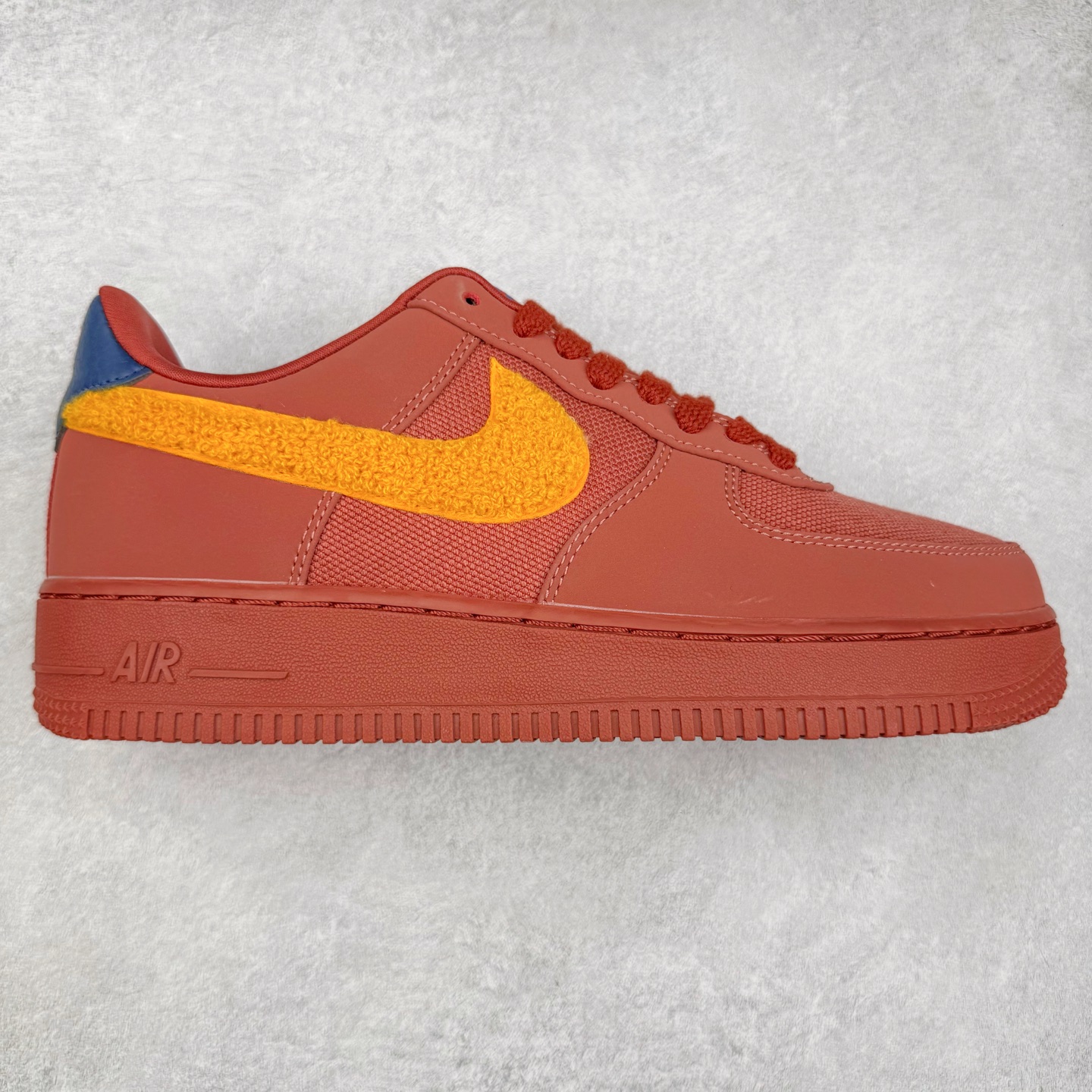 ＃XT纯原 NK Air Force 1´07 Low 空军一号低帮百搭休闲运动板鞋 DV5153-600 顶级批次 2022全新楦头鞋型 鱼鳞大底 历时开发三个月 清洁度完美 二维码鞋标 内置芯片及solo气垫 大底高度及其弧度依照正品 钢印 logo刺绣 鞋口弧度 鞋头长度 鞋面冲孔 鞋垫背胶及钢印 完美鞋型对比正品 每一处都是细节满满 柔软、弹性十足的缓震性能和出色的中底设计 横跨复古与现代的外型结合 造就出风靡全球 三十多年的Force 1 直到今天还深受青睐 实拍调校N版已经零色差零失真 百分百还原实物色彩所见即所得 不存在货不对板色差等低级问题 选购参考实物拍摄 不混卖不参货 只用心做好货严格选品 承诺混一赔十 尺码：36 36.5 37.5 38 38.5 39 40 40.5 41 42 42.5 43 44 44.5 45-选品中心