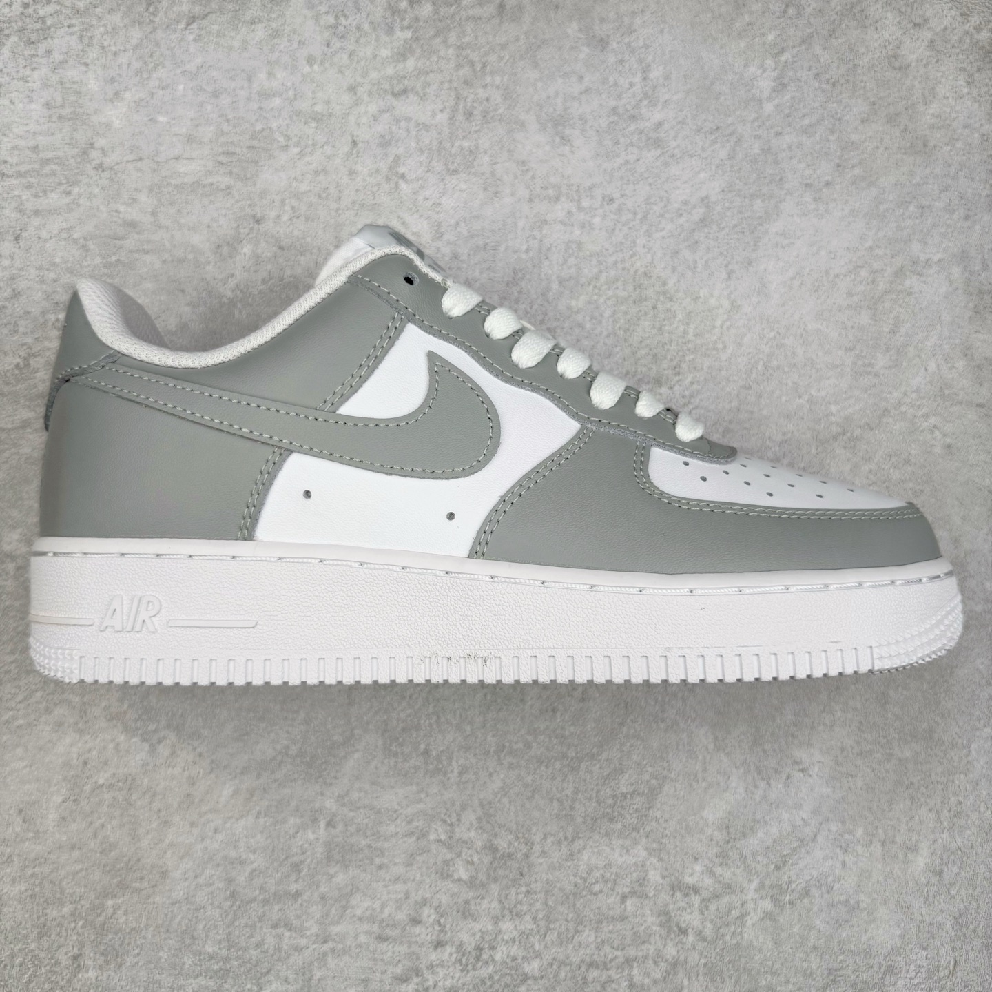 ＃XT纯原 NK Air Force 1´07 Low 空军一号低帮百搭休闲运动板鞋 FD9763-101 顶级批次 2022全新楦头鞋型 鱼鳞大底 历时开发三个月 清洁度完美 二维码鞋标 内置芯片及solo气垫 大底高度及其弧度依照正品 钢印 logo刺绣 鞋口弧度 鞋头长度 鞋面冲孔 鞋垫背胶及钢印 完美鞋型对比正品 每一处都是细节满满 柔软、弹性十足的缓震性能和出色的中底设计 横跨复古与现代的外型结合 造就出风靡全球 三十多年的Force 1 直到今天还深受青睐 实拍调校N版已经零色差零失真 百分百还原实物色彩所见即所得 不存在货不对板色差等低级问题 选购参考实物拍摄 不混卖不参货 只用心做好货严格选品 承诺混一赔十 尺码：36 36.5 37.5 38 38.5 39 40 40.5 41 42 42.5 43 44 44.5 45-选品中心