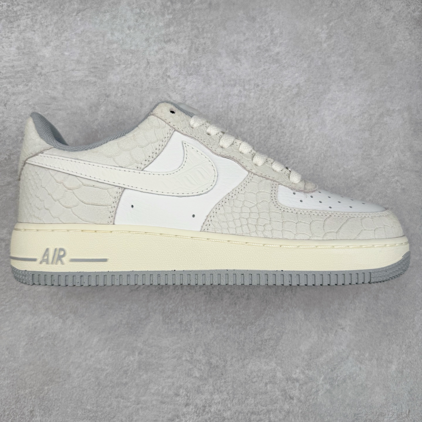 ＃XT纯原 NK Air Force 1´07 Low 空军一号低帮百搭休闲运动板鞋 DX2678-100 顶级批次 2022全新楦头鞋型 鱼鳞大底 历时开发三个月 清洁度完美 二维码鞋标 内置芯片及solo气垫 大底高度及其弧度依照正品 钢印 logo刺绣 鞋口弧度 鞋头长度 鞋面冲孔 鞋垫背胶及钢印 完美鞋型对比正品 每一处都是细节满满 柔软、弹性十足的缓震性能和出色的中底设计 横跨复古与现代的外型结合 造就出风靡全球 三十多年的Force 1 直到今天还深受青睐 实拍调校N版已经零色差零失真 百分百还原实物色彩所见即所得 不存在货不对板色差等低级问题 选购参考实物拍摄 不混卖不参货 只用心做好货严格选品 承诺混一赔十 尺码：36 36.5 37.5 38 38.5 39 40 40.5 41 42 42.5 43 44 44.5 45-选品中心