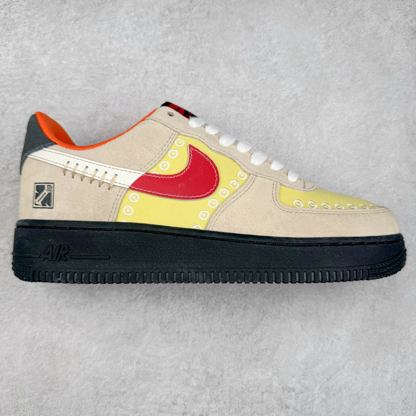 ＃XT纯原 NK Air Force 1´07 Low 空军一号低帮百搭休闲运动板鞋 DZ5355-126 顶级批次 2022全新楦头鞋型 鱼鳞大底 历时开发三个月 清洁度完美 二维码鞋标 内置芯片及solo气垫 大底高度及其弧度依照正品 钢印 logo刺绣 鞋口弧度 鞋头长度 鞋面冲孔 鞋垫背胶及钢印 完美鞋型对比正品 每一处都是细节满满 柔软、弹性十足的缓震性能和出色的中底设计 横跨复古与现代的外型结合 造就出风靡全球 三十多年的Force 1 直到今天还深受青睐 实拍调校N版已经零色差零失真 百分百还原实物色彩所见即所得 不存在货不对板色差等低级问题 选购参考实物拍摄 不混卖不参货 只用心做好货严格选品 承诺混一赔十 尺码：36 36.5 37.5 38 38.5 39 40 40.5 41 42 42.5 43 44 44.5 45-选品中心