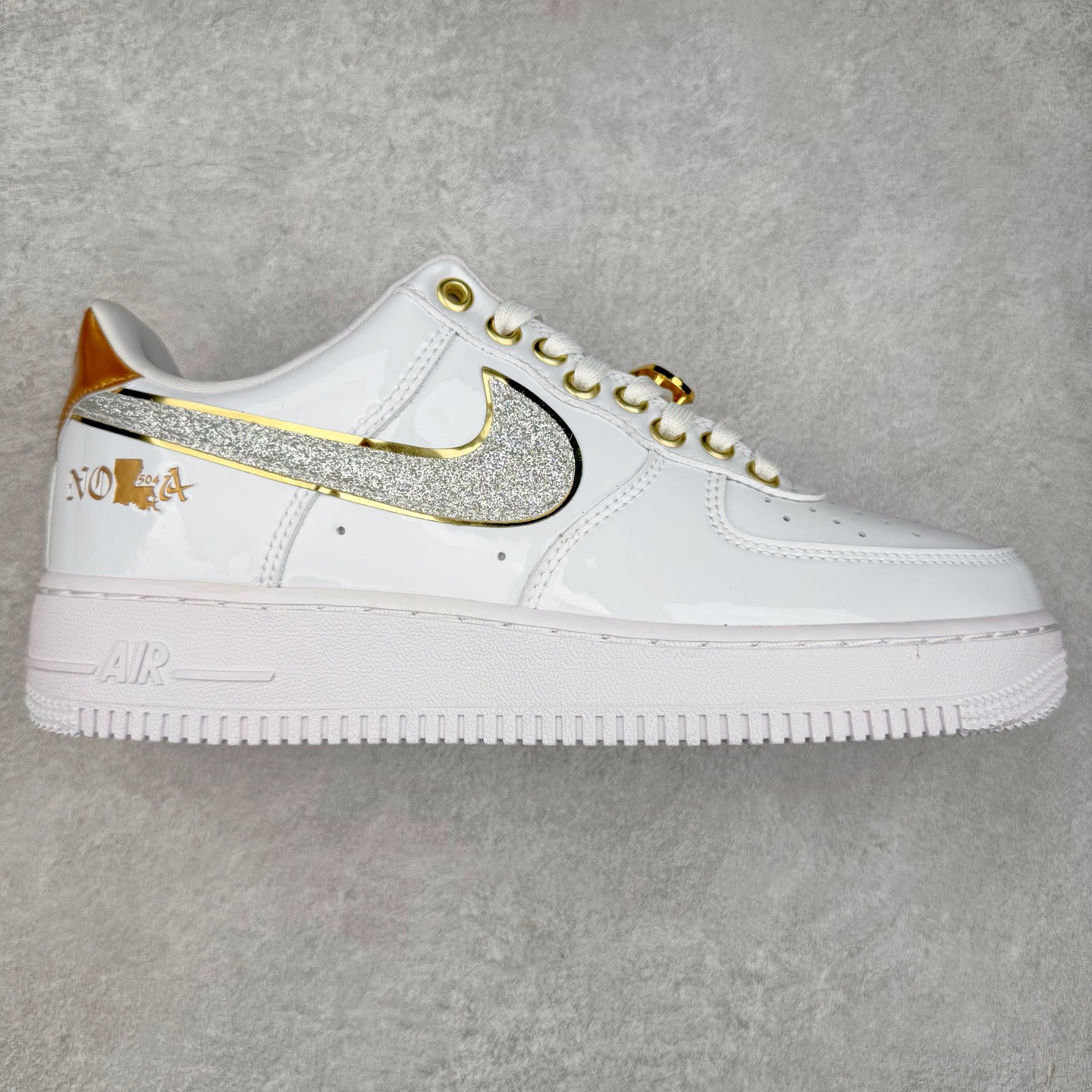 ＃XT纯原 NK Air Force 1´07 Low 空军一号低帮百搭休闲运动板鞋 DZ5425-100 顶级批次 2022全新楦头鞋型 鱼鳞大底 历时开发三个月 清洁度完美 二维码鞋标 内置芯片及solo气垫 大底高度及其弧度依照正品 钢印 logo刺绣 鞋口弧度 鞋头长度 鞋面冲孔 鞋垫背胶及钢印 完美鞋型对比正品 每一处都是细节满满 柔软、弹性十足的缓震性能和出色的中底设计 横跨复古与现代的外型结合 造就出风靡全球 三十多年的Force 1 直到今天还深受青睐 实拍调校N版已经零色差零失真 百分百还原实物色彩所见即所得 不存在货不对板色差等低级问题 选购参考实物拍摄 不混卖不参货 只用心做好货严格选品 承诺混一赔十 尺码：36 36.5 37.5 38 38.5 39 40 40.5 41 42 42.5 43 44 44.5 45-选品中心