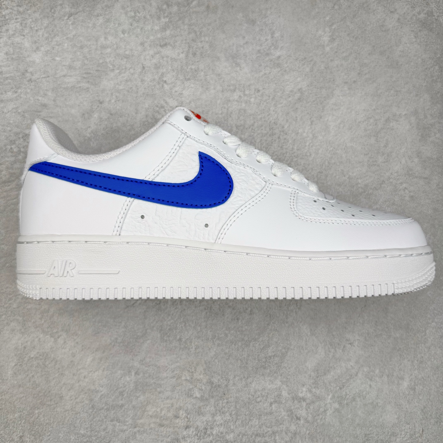 ＃XT纯原 NK Air Force 1´07 Low 空军一号低帮百搭休闲运动板鞋 FD0667-100 顶级批次 2022全新楦头鞋型 鱼鳞大底 历时开发三个月 清洁度完美 二维码鞋标 内置芯片及solo气垫 大底高度及其弧度依照正品 钢印 logo刺绣 鞋口弧度 鞋头长度 鞋面冲孔 鞋垫背胶及钢印 完美鞋型对比正品 每一处都是细节满满 柔软、弹性十足的缓震性能和出色的中底设计 横跨复古与现代的外型结合 造就出风靡全球 三十多年的Force 1 直到今天还深受青睐 实拍调校N版已经零色差零失真 百分百还原实物色彩所见即所得 不存在货不对板色差等低级问题 选购参考实物拍摄 不混卖不参货 只用心做好货严格选品 承诺混一赔十 尺码：36 36.5 37.5 38 38.5 39 40 40.5 41 42 42.5 43 44 44.5 45-选品中心