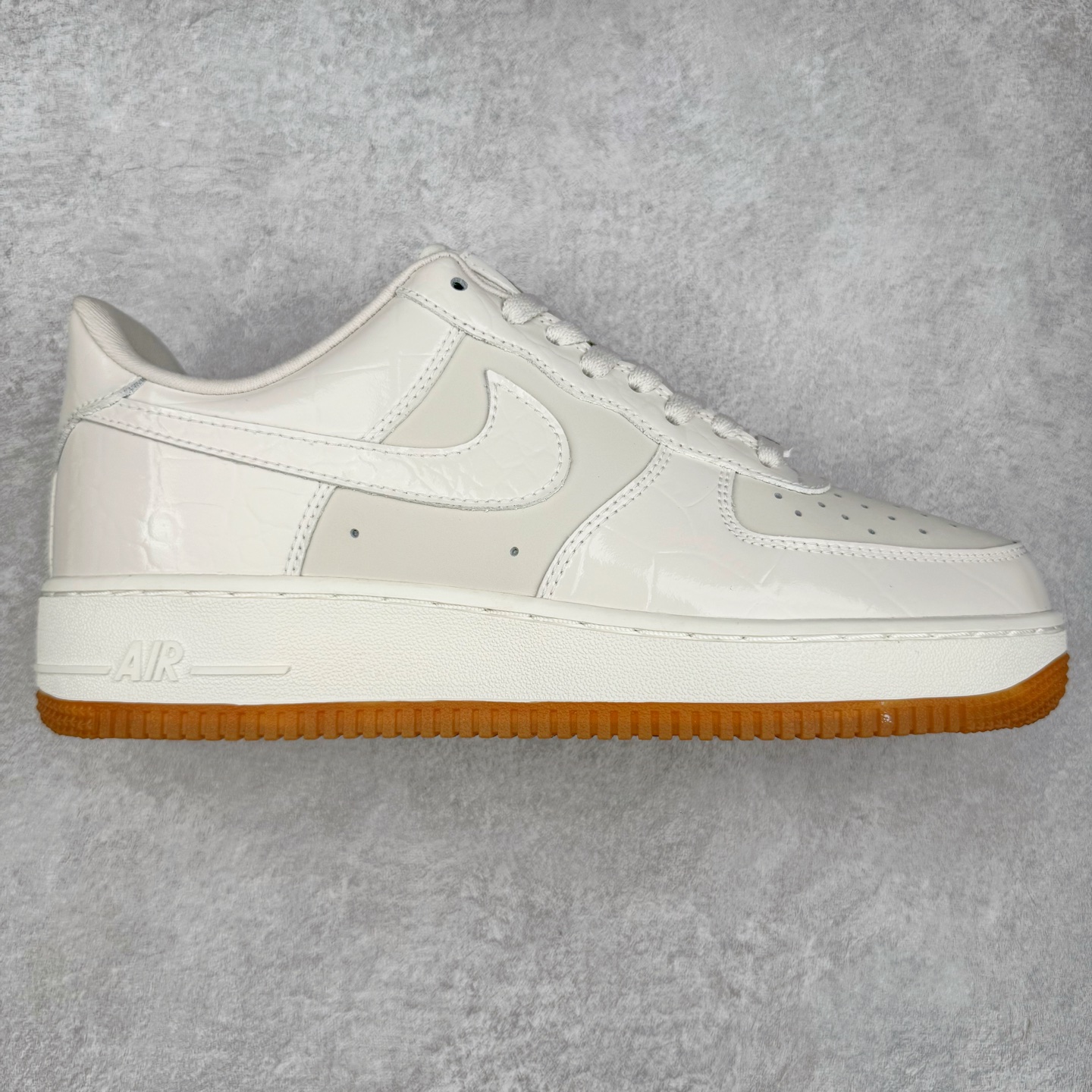 ＃XT纯原 NK Air Force 1´07 Low 空军一号低帮百搭休闲运动板鞋 DZ2708-001 顶级批次 2022全新楦头鞋型 鱼鳞大底 历时开发三个月 清洁度完美 二维码鞋标 内置芯片及solo气垫 大底高度及其弧度依照正品 钢印 logo刺绣 鞋口弧度 鞋头长度 鞋面冲孔 鞋垫背胶及钢印 完美鞋型对比正品 每一处都是细节满满 柔软、弹性十足的缓震性能和出色的中底设计 横跨复古与现代的外型结合 造就出风靡全球 三十多年的Force 1 直到今天还深受青睐 实拍调校N版已经零色差零失真 百分百还原实物色彩所见即所得 不存在货不对板色差等低级问题 选购参考实物拍摄 不混卖不参货 只用心做好货严格选品 承诺混一赔十 尺码：36 36.5 37.5 38 38.5 39 40 40.5 41 42 42.5 43 44 44.5 45-选品中心