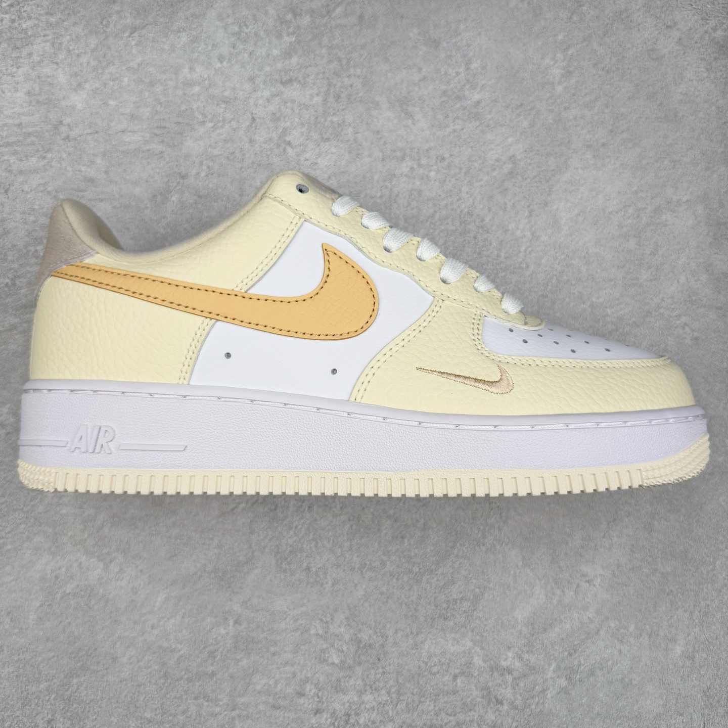 ＃XT纯原 NK Air Force 1´07 Low 空军一号低帮百搭休闲运动板鞋 DX8953-100 顶级批次 2022全新楦头鞋型 鱼鳞大底 历时开发三个月 清洁度完美 二维码鞋标 内置芯片及solo气垫 大底高度及其弧度依照正品 钢印 logo刺绣 鞋口弧度 鞋头长度 鞋面冲孔 鞋垫背胶及钢印 完美鞋型对比正品 每一处都是细节满满 柔软、弹性十足的缓震性能和出色的中底设计 横跨复古与现代的外型结合 造就出风靡全球 三十多年的Force 1 直到今天还深受青睐 实拍调校N版已经零色差零失真 百分百还原实物色彩所见即所得 不存在货不对板色差等低级问题 选购参考实物拍摄 不混卖不参货 只用心做好货严格选品 承诺混一赔十 尺码：36 36.5 37.5 38 38.5 39 40 40.5 41 42 42.5 43 44 44.5 45-选品中心