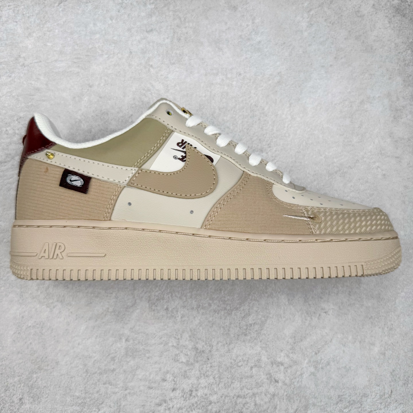 ＃XT纯原 NK Air Force 1´07 Low 空军一号低帮百搭休闲运动板鞋 DX6061-122 顶级批次 2022全新楦头鞋型 鱼鳞大底 历时开发三个月 清洁度完美 二维码鞋标 内置芯片及solo气垫 大底高度及其弧度依照正品 钢印 logo刺绣 鞋口弧度 鞋头长度 鞋面冲孔 鞋垫背胶及钢印 完美鞋型对比正品 每一处都是细节满满 柔软、弹性十足的缓震性能和出色的中底设计 横跨复古与现代的外型结合 造就出风靡全球 三十多年的Force 1 直到今天还深受青睐 实拍调校N版已经零色差零失真 百分百还原实物色彩所见即所得 不存在货不对板色差等低级问题 选购参考实物拍摄 不混卖不参货 只用心做好货严格选品 承诺混一赔十 尺码：36 36.5 37.5 38 38.5 39 40 40.5 41 42 42.5 43 44 44.5 45-选品中心