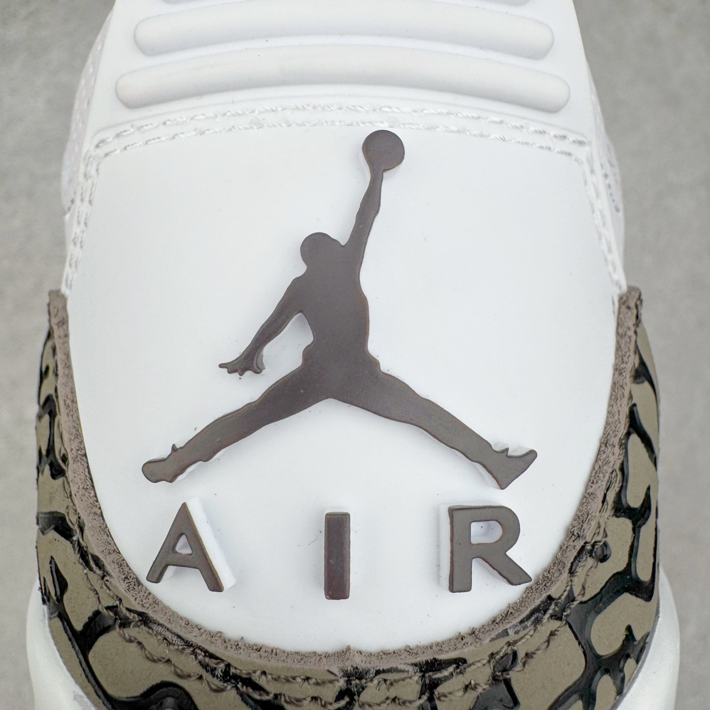 图片[10]-＃PB版 Air Jordan AJ3 Retro 摩卡 136064-122 市场中端王者 全套原纸板楦头开发 原厂大底磨具加持立体防滑纹理 原装可视Air Sole气垫 原汁原味最完美的三代版型 唯一正确鞋头趴度弧度高度鞋身腰线 此版本只针对中端市场 皮料材质有所更替 其他数据细节工艺流程均保持一致 绝不口嗨 细节品控鞋型随意秒杀市面3XX 4XX 原厂TPU后跟饰片 正确内里反口里网布 皮料菱角分明不变形无多余毛边 正确手工大底描漆拉丝 市场唯一原厂鞋扣模具 原厂织唛标 原厂飞人电绣工艺 尾指中部跳三针 独家绑鞋带手法 印刷中底布 四线拉帮 米色美纹纸贴合固定 进口港宝加持 后跟自然饱满 全鞋荧光划线卡点 追求极致完美 每一双都是工艺品 多重QC质检 超越公司货的品控标准 实实在在的免检产品 尺码：40 40.5 41 42 42.5 43 44 44.5 45 45.5 46 47.5-选品中心