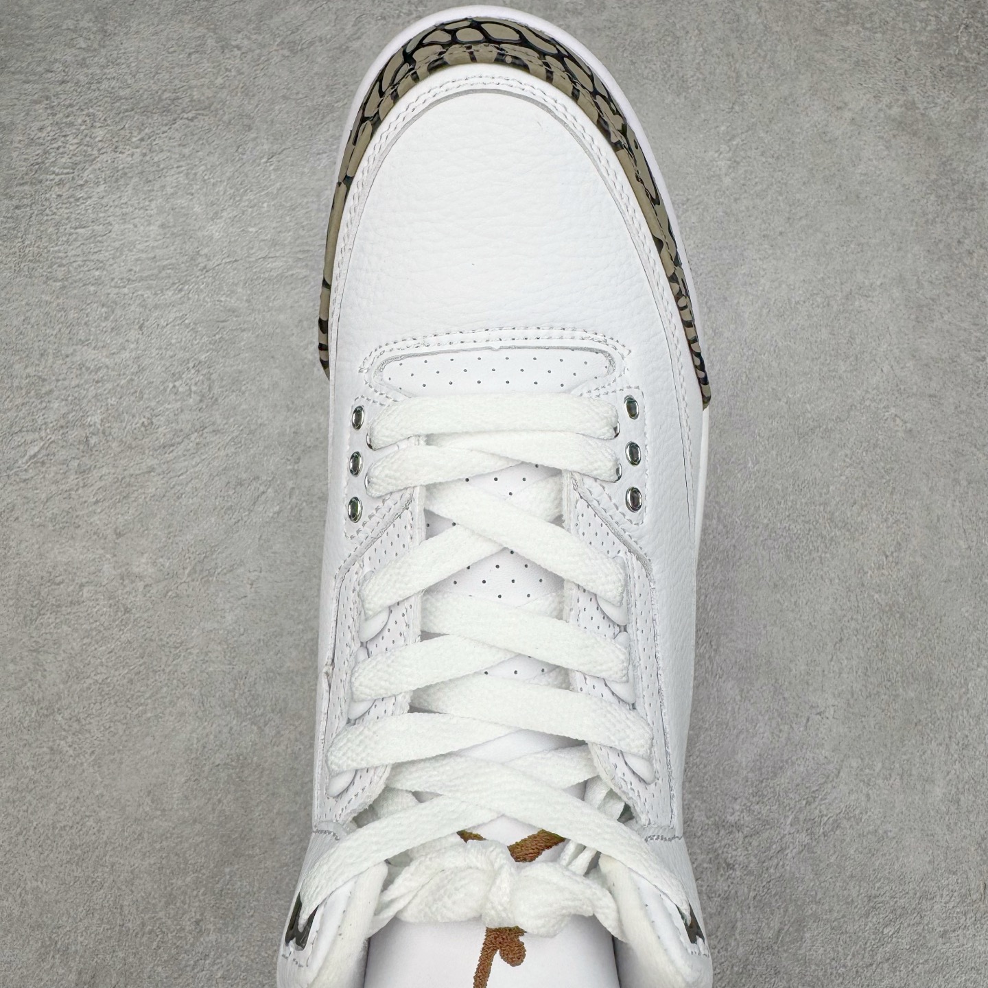 图片[4]-＃PB版 Air Jordan AJ3 Retro 摩卡 136064-122 市场中端王者 全套原纸板楦头开发 原厂大底磨具加持立体防滑纹理 原装可视Air Sole气垫 原汁原味最完美的三代版型 唯一正确鞋头趴度弧度高度鞋身腰线 此版本只针对中端市场 皮料材质有所更替 其他数据细节工艺流程均保持一致 绝不口嗨 细节品控鞋型随意秒杀市面3XX 4XX 原厂TPU后跟饰片 正确内里反口里网布 皮料菱角分明不变形无多余毛边 正确手工大底描漆拉丝 市场唯一原厂鞋扣模具 原厂织唛标 原厂飞人电绣工艺 尾指中部跳三针 独家绑鞋带手法 印刷中底布 四线拉帮 米色美纹纸贴合固定 进口港宝加持 后跟自然饱满 全鞋荧光划线卡点 追求极致完美 每一双都是工艺品 多重QC质检 超越公司货的品控标准 实实在在的免检产品 尺码：40 40.5 41 42 42.5 43 44 44.5 45 45.5 46 47.5-选品中心