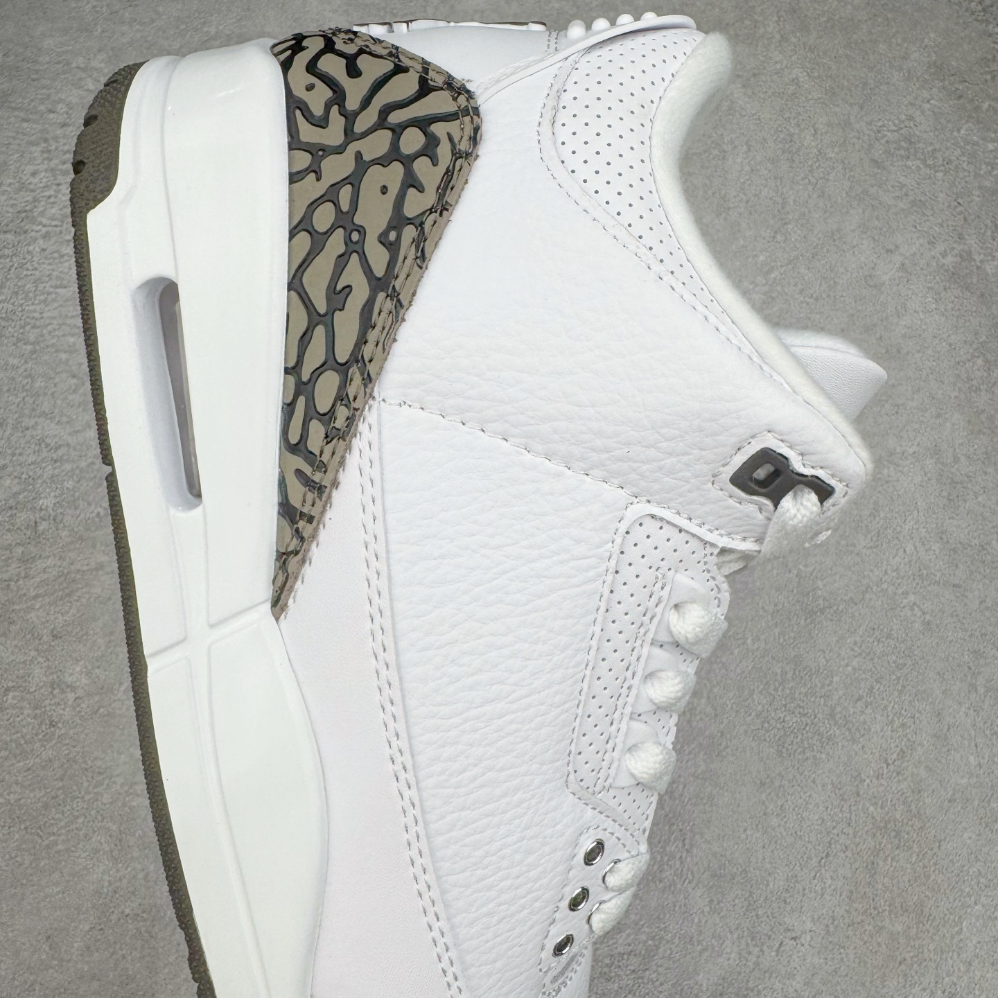 图片[6]-＃PB版 Air Jordan AJ3 Retro 摩卡 136064-122 市场中端王者 全套原纸板楦头开发 原厂大底磨具加持立体防滑纹理 原装可视Air Sole气垫 原汁原味最完美的三代版型 唯一正确鞋头趴度弧度高度鞋身腰线 此版本只针对中端市场 皮料材质有所更替 其他数据细节工艺流程均保持一致 绝不口嗨 细节品控鞋型随意秒杀市面3XX 4XX 原厂TPU后跟饰片 正确内里反口里网布 皮料菱角分明不变形无多余毛边 正确手工大底描漆拉丝 市场唯一原厂鞋扣模具 原厂织唛标 原厂飞人电绣工艺 尾指中部跳三针 独家绑鞋带手法 印刷中底布 四线拉帮 米色美纹纸贴合固定 进口港宝加持 后跟自然饱满 全鞋荧光划线卡点 追求极致完美 每一双都是工艺品 多重QC质检 超越公司货的品控标准 实实在在的免检产品 尺码：40 40.5 41 42 42.5 43 44 44.5 45 45.5 46 47.5-选品中心