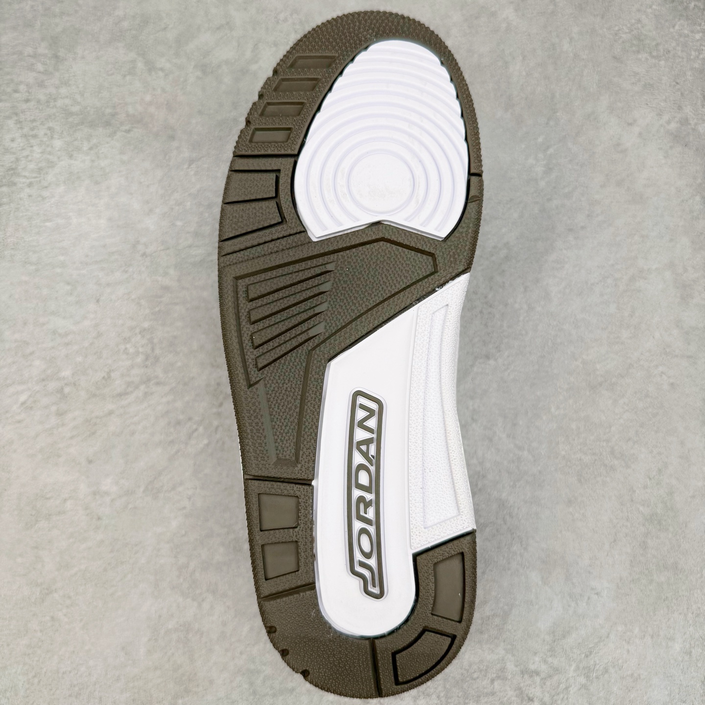 图片[9]-＃PB版 Air Jordan AJ3 Retro 摩卡 136064-122 市场中端王者 全套原纸板楦头开发 原厂大底磨具加持立体防滑纹理 原装可视Air Sole气垫 原汁原味最完美的三代版型 唯一正确鞋头趴度弧度高度鞋身腰线 此版本只针对中端市场 皮料材质有所更替 其他数据细节工艺流程均保持一致 绝不口嗨 细节品控鞋型随意秒杀市面3XX 4XX 原厂TPU后跟饰片 正确内里反口里网布 皮料菱角分明不变形无多余毛边 正确手工大底描漆拉丝 市场唯一原厂鞋扣模具 原厂织唛标 原厂飞人电绣工艺 尾指中部跳三针 独家绑鞋带手法 印刷中底布 四线拉帮 米色美纹纸贴合固定 进口港宝加持 后跟自然饱满 全鞋荧光划线卡点 追求极致完美 每一双都是工艺品 多重QC质检 超越公司货的品控标准 实实在在的免检产品 尺码：40 40.5 41 42 42.5 43 44 44.5 45 45.5 46 47.5-选品中心