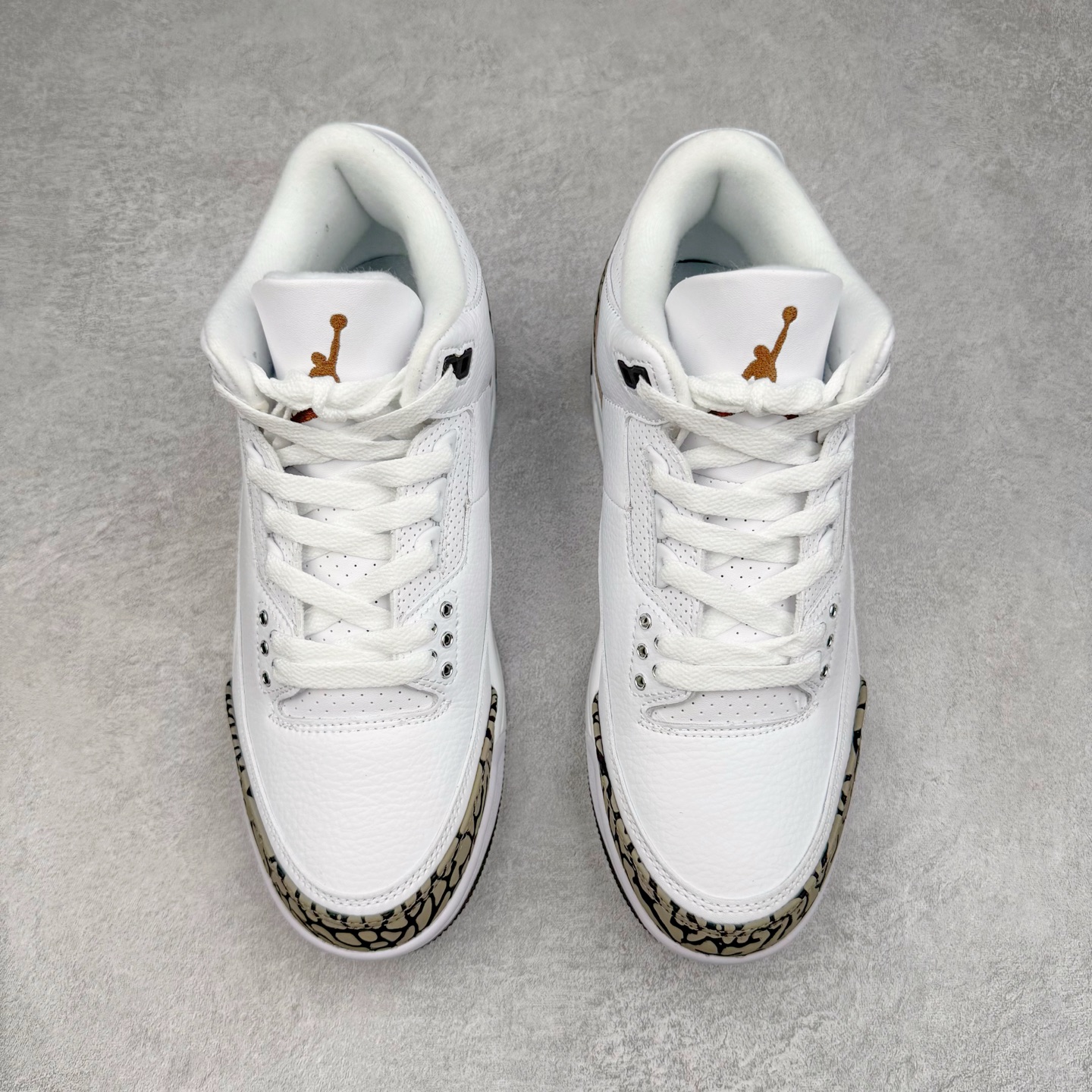 图片[2]-＃PB版 Air Jordan AJ3 Retro 摩卡 136064-122 市场中端王者 全套原纸板楦头开发 原厂大底磨具加持立体防滑纹理 原装可视Air Sole气垫 原汁原味最完美的三代版型 唯一正确鞋头趴度弧度高度鞋身腰线 此版本只针对中端市场 皮料材质有所更替 其他数据细节工艺流程均保持一致 绝不口嗨 细节品控鞋型随意秒杀市面3XX 4XX 原厂TPU后跟饰片 正确内里反口里网布 皮料菱角分明不变形无多余毛边 正确手工大底描漆拉丝 市场唯一原厂鞋扣模具 原厂织唛标 原厂飞人电绣工艺 尾指中部跳三针 独家绑鞋带手法 印刷中底布 四线拉帮 米色美纹纸贴合固定 进口港宝加持 后跟自然饱满 全鞋荧光划线卡点 追求极致完美 每一双都是工艺品 多重QC质检 超越公司货的品控标准 实实在在的免检产品 尺码：40 40.5 41 42 42.5 43 44 44.5 45 45.5 46 47.5-选品中心