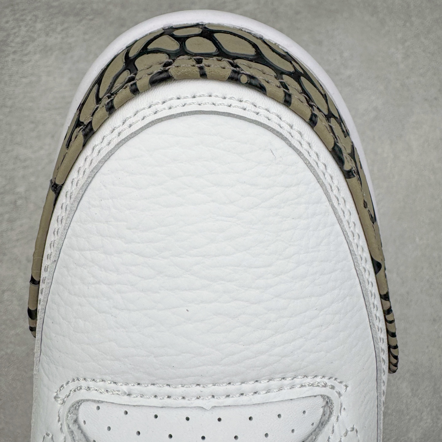 图片[15]-＃PB版 Air Jordan AJ3 Retro 摩卡 136064-122 市场中端王者 全套原纸板楦头开发 原厂大底磨具加持立体防滑纹理 原装可视Air Sole气垫 原汁原味最完美的三代版型 唯一正确鞋头趴度弧度高度鞋身腰线 此版本只针对中端市场 皮料材质有所更替 其他数据细节工艺流程均保持一致 绝不口嗨 细节品控鞋型随意秒杀市面3XX 4XX 原厂TPU后跟饰片 正确内里反口里网布 皮料菱角分明不变形无多余毛边 正确手工大底描漆拉丝 市场唯一原厂鞋扣模具 原厂织唛标 原厂飞人电绣工艺 尾指中部跳三针 独家绑鞋带手法 印刷中底布 四线拉帮 米色美纹纸贴合固定 进口港宝加持 后跟自然饱满 全鞋荧光划线卡点 追求极致完美 每一双都是工艺品 多重QC质检 超越公司货的品控标准 实实在在的免检产品 尺码：40 40.5 41 42 42.5 43 44 44.5 45 45.5 46 47.5-选品中心