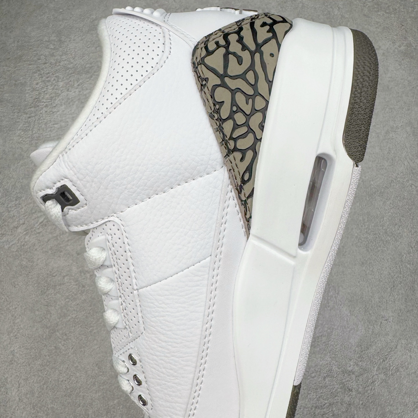 图片[7]-＃PB版 Air Jordan AJ3 Retro 摩卡 136064-122 市场中端王者 全套原纸板楦头开发 原厂大底磨具加持立体防滑纹理 原装可视Air Sole气垫 原汁原味最完美的三代版型 唯一正确鞋头趴度弧度高度鞋身腰线 此版本只针对中端市场 皮料材质有所更替 其他数据细节工艺流程均保持一致 绝不口嗨 细节品控鞋型随意秒杀市面3XX 4XX 原厂TPU后跟饰片 正确内里反口里网布 皮料菱角分明不变形无多余毛边 正确手工大底描漆拉丝 市场唯一原厂鞋扣模具 原厂织唛标 原厂飞人电绣工艺 尾指中部跳三针 独家绑鞋带手法 印刷中底布 四线拉帮 米色美纹纸贴合固定 进口港宝加持 后跟自然饱满 全鞋荧光划线卡点 追求极致完美 每一双都是工艺品 多重QC质检 超越公司货的品控标准 实实在在的免检产品 尺码：40 40.5 41 42 42.5 43 44 44.5 45 45.5 46 47.5-选品中心