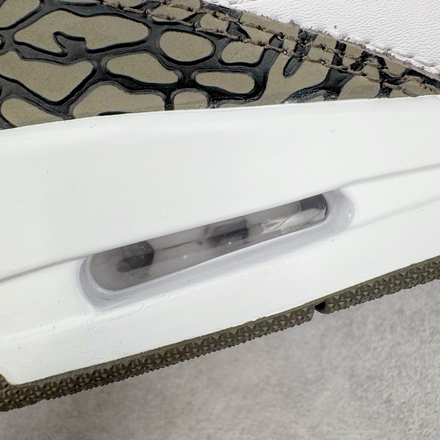 图片[19]-＃PB版 Air Jordan AJ3 Retro 摩卡 136064-122 市场中端王者 全套原纸板楦头开发 原厂大底磨具加持立体防滑纹理 原装可视Air Sole气垫 原汁原味最完美的三代版型 唯一正确鞋头趴度弧度高度鞋身腰线 此版本只针对中端市场 皮料材质有所更替 其他数据细节工艺流程均保持一致 绝不口嗨 细节品控鞋型随意秒杀市面3XX 4XX 原厂TPU后跟饰片 正确内里反口里网布 皮料菱角分明不变形无多余毛边 正确手工大底描漆拉丝 市场唯一原厂鞋扣模具 原厂织唛标 原厂飞人电绣工艺 尾指中部跳三针 独家绑鞋带手法 印刷中底布 四线拉帮 米色美纹纸贴合固定 进口港宝加持 后跟自然饱满 全鞋荧光划线卡点 追求极致完美 每一双都是工艺品 多重QC质检 超越公司货的品控标准 实实在在的免检产品 尺码：40 40.5 41 42 42.5 43 44 44.5 45 45.5 46 47.5-选品中心