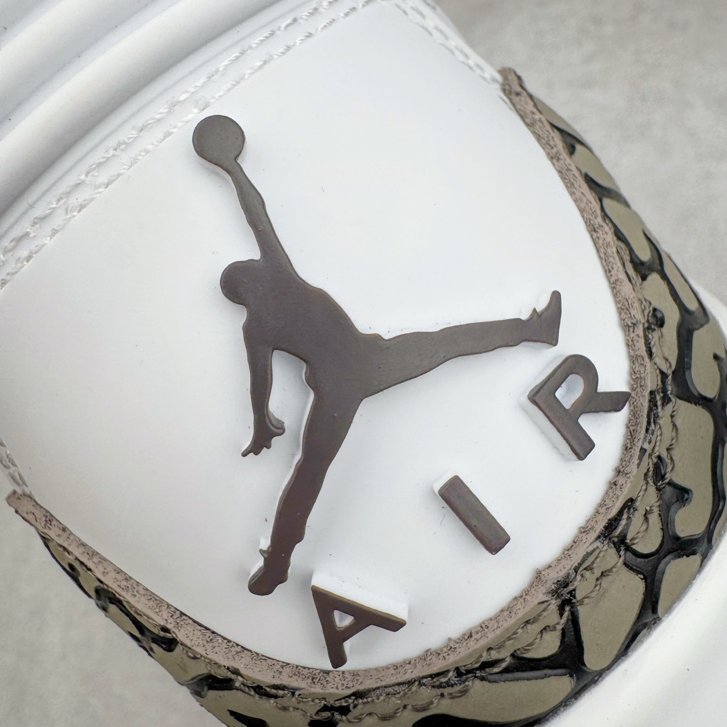 图片[13]-＃PB版 Air Jordan AJ3 Retro 摩卡 136064-122 市场中端王者 全套原纸板楦头开发 原厂大底磨具加持立体防滑纹理 原装可视Air Sole气垫 原汁原味最完美的三代版型 唯一正确鞋头趴度弧度高度鞋身腰线 此版本只针对中端市场 皮料材质有所更替 其他数据细节工艺流程均保持一致 绝不口嗨 细节品控鞋型随意秒杀市面3XX 4XX 原厂TPU后跟饰片 正确内里反口里网布 皮料菱角分明不变形无多余毛边 正确手工大底描漆拉丝 市场唯一原厂鞋扣模具 原厂织唛标 原厂飞人电绣工艺 尾指中部跳三针 独家绑鞋带手法 印刷中底布 四线拉帮 米色美纹纸贴合固定 进口港宝加持 后跟自然饱满 全鞋荧光划线卡点 追求极致完美 每一双都是工艺品 多重QC质检 超越公司货的品控标准 实实在在的免检产品 尺码：40 40.5 41 42 42.5 43 44 44.5 45 45.5 46 47.5-选品中心