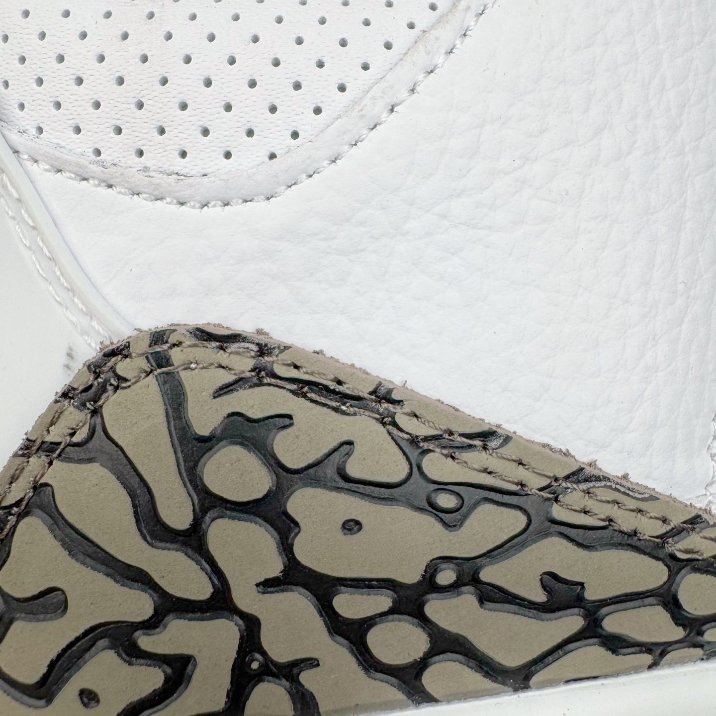 图片[18]-＃PB版 Air Jordan AJ3 Retro 摩卡 136064-122 市场中端王者 全套原纸板楦头开发 原厂大底磨具加持立体防滑纹理 原装可视Air Sole气垫 原汁原味最完美的三代版型 唯一正确鞋头趴度弧度高度鞋身腰线 此版本只针对中端市场 皮料材质有所更替 其他数据细节工艺流程均保持一致 绝不口嗨 细节品控鞋型随意秒杀市面3XX 4XX 原厂TPU后跟饰片 正确内里反口里网布 皮料菱角分明不变形无多余毛边 正确手工大底描漆拉丝 市场唯一原厂鞋扣模具 原厂织唛标 原厂飞人电绣工艺 尾指中部跳三针 独家绑鞋带手法 印刷中底布 四线拉帮 米色美纹纸贴合固定 进口港宝加持 后跟自然饱满 全鞋荧光划线卡点 追求极致完美 每一双都是工艺品 多重QC质检 超越公司货的品控标准 实实在在的免检产品 尺码：40 40.5 41 42 42.5 43 44 44.5 45 45.5 46 47.5-选品中心